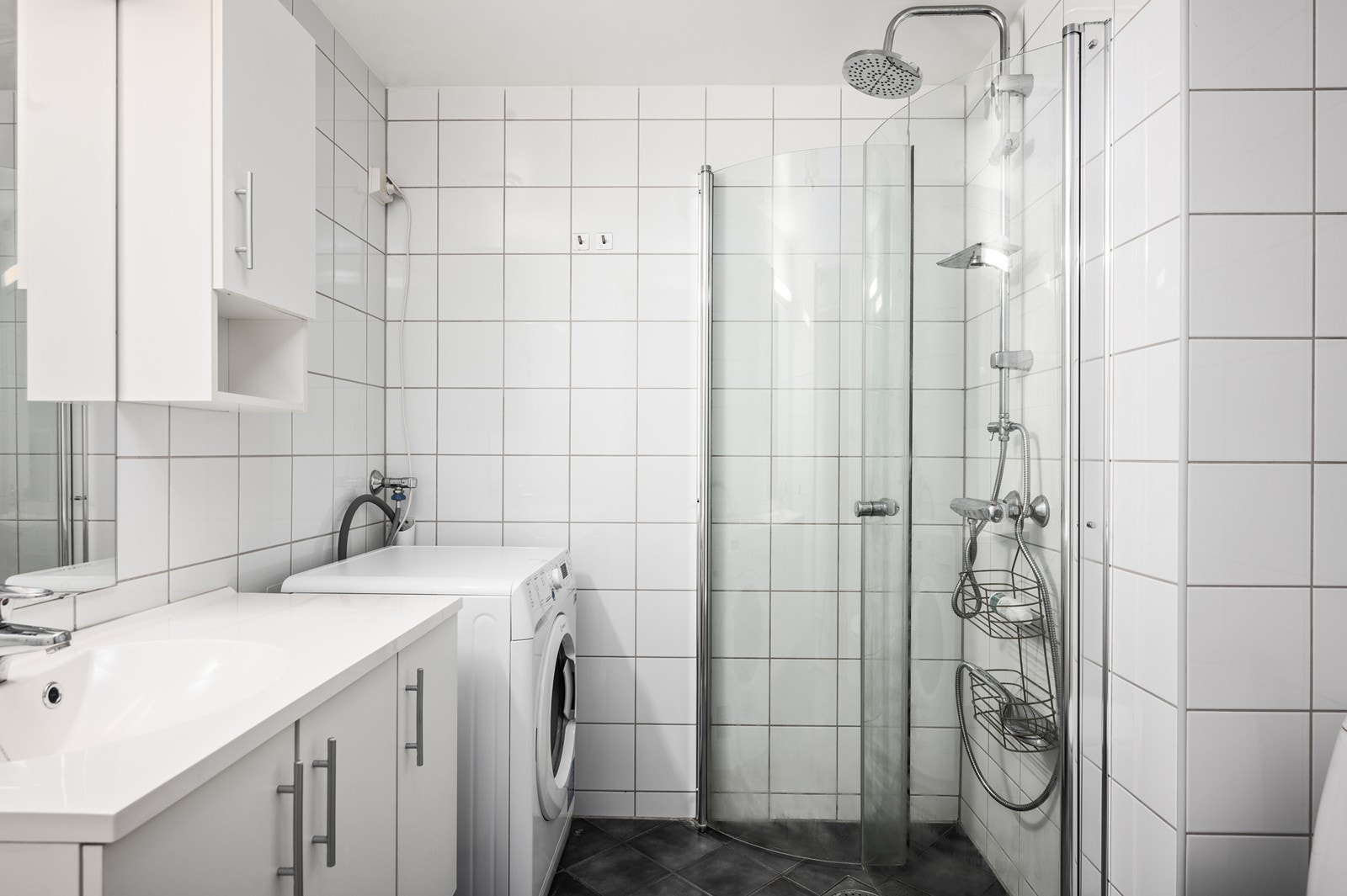 Flislagt bad med elektriske varmekabler i gulvet. Galleribilde