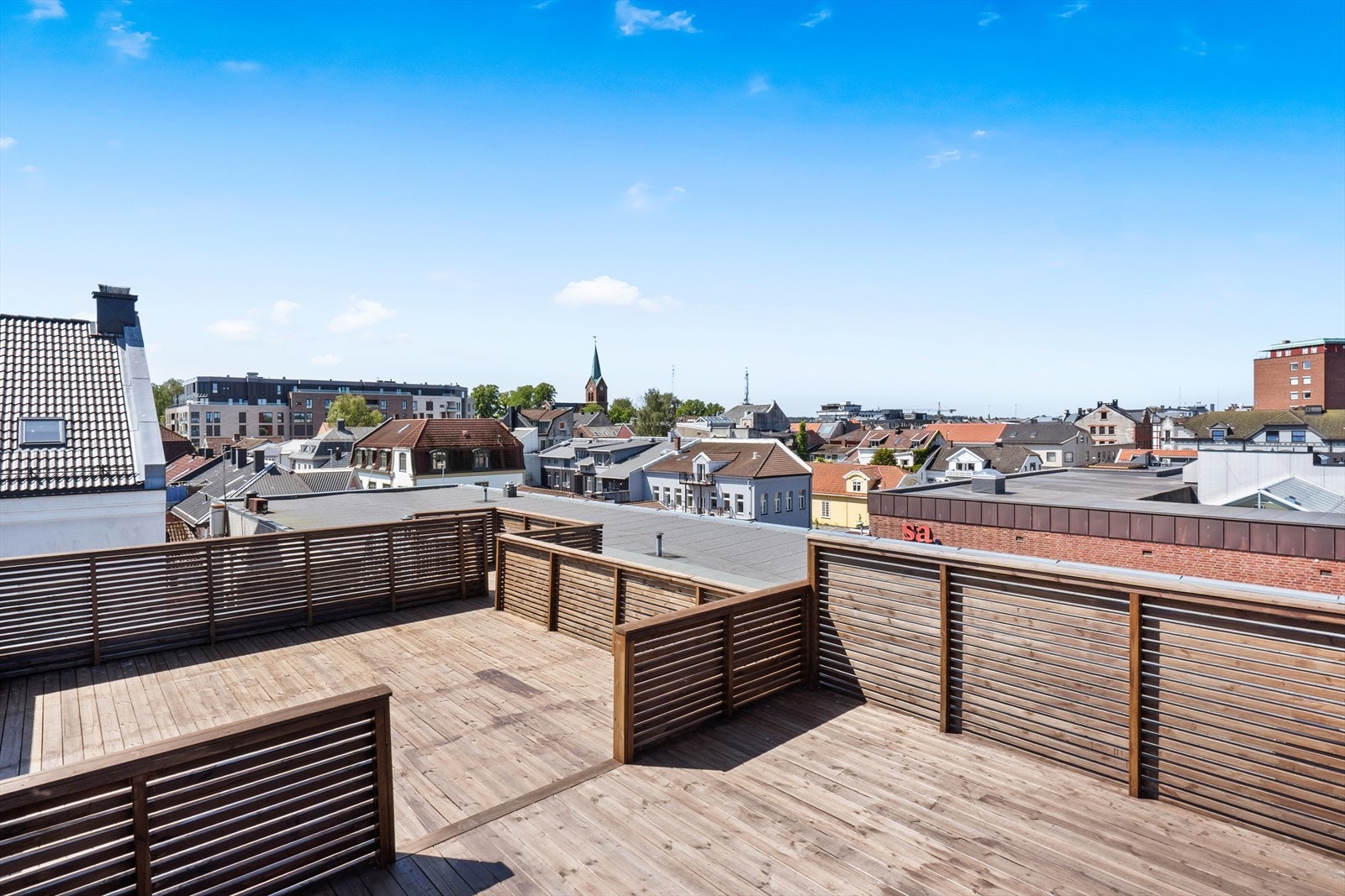Sameiet har en stor, felles takterrasse, med utsikt over Sarpsborg sentrum. Galleribilde