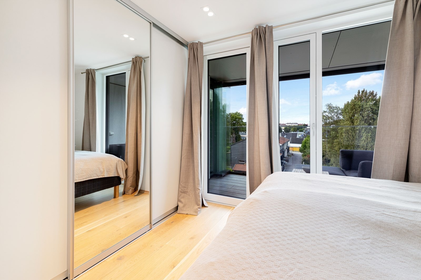 Skyvedørsgarderobe til oppbevaring. Utgang til balkong fra soverom. Galleribilde