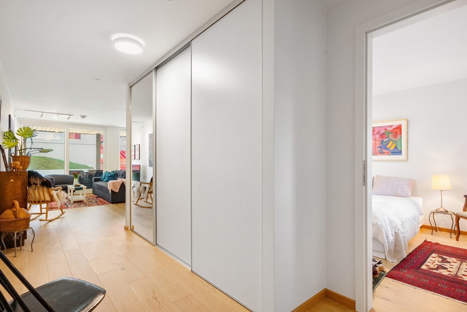 Entréen er lys og innbydende, et stort garderobeskap langs veggen sikrer orden for yttertøy og sko. Det er også plass til en sittebenk eller skjenk. Galleribilde