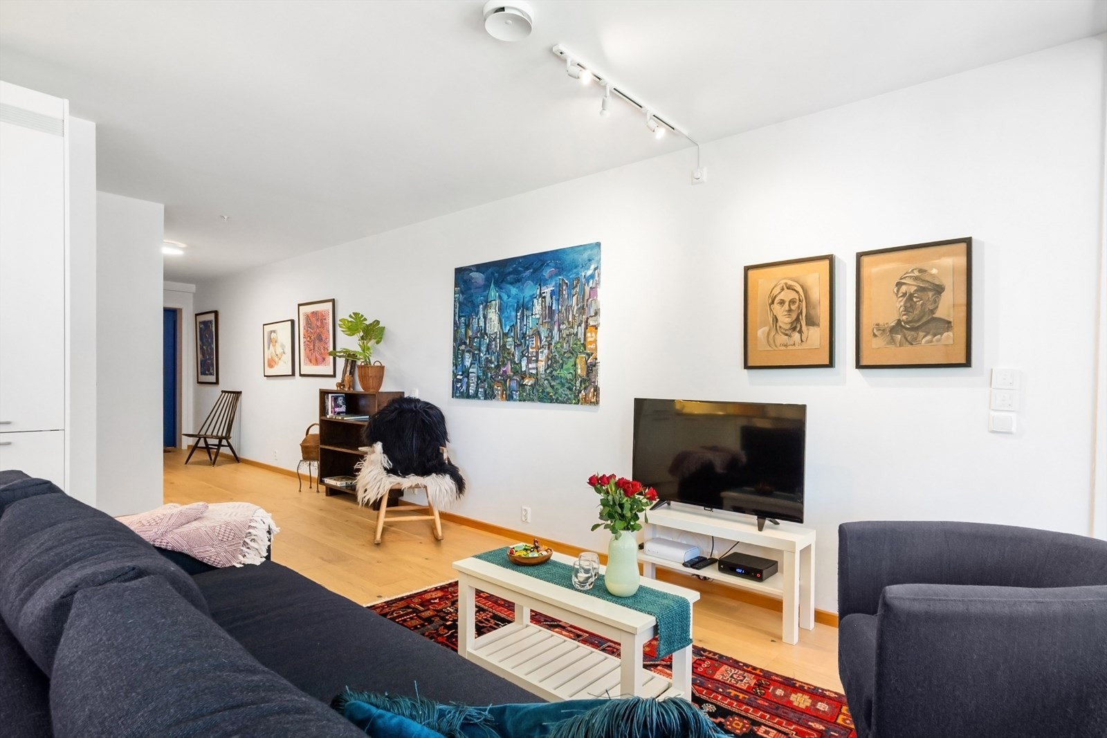 Stuen har en lun og moderne atmosfære, med 1-stavs eikeparkett og vannbåren gulvvarme. Galleribilde