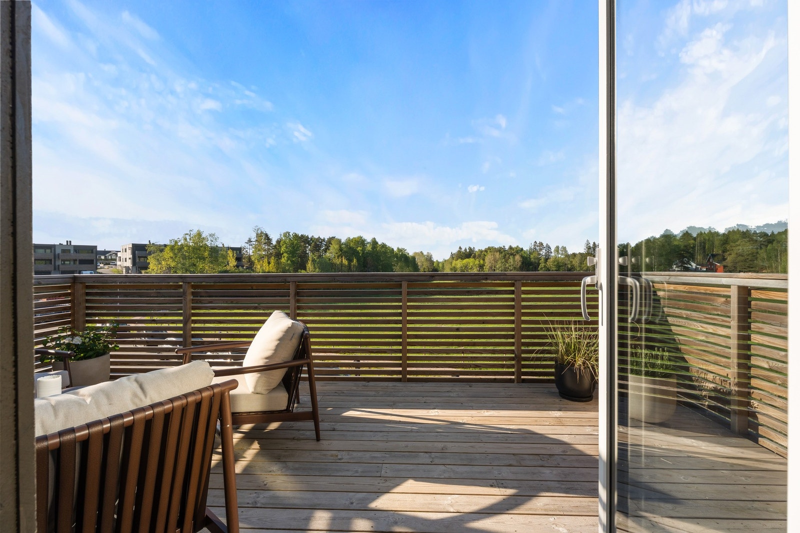 Nordvendt terrasse med adkomst fra stuen, og kan skilte med gode solforhold og åpen, naturskjønn utsikt. Galleribilde