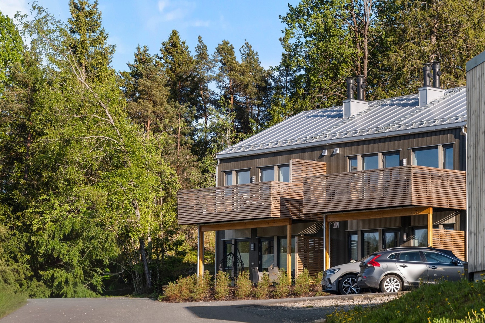 Det er parkering på asfaltert biloppstillingsplass med elbillader fra 2024. Galleribilde