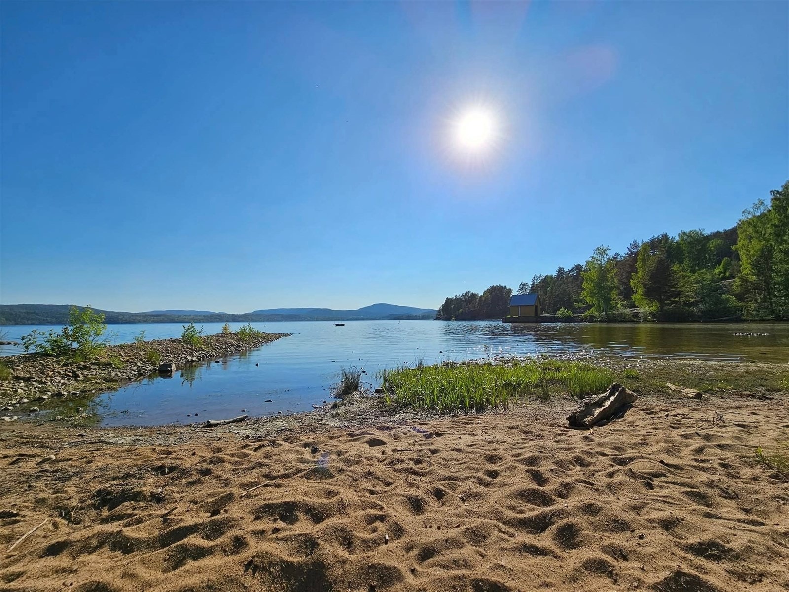 Valebøstranda. Kun en gåtur unna boligen! FOTO: Selgers private bilde Galleribilde