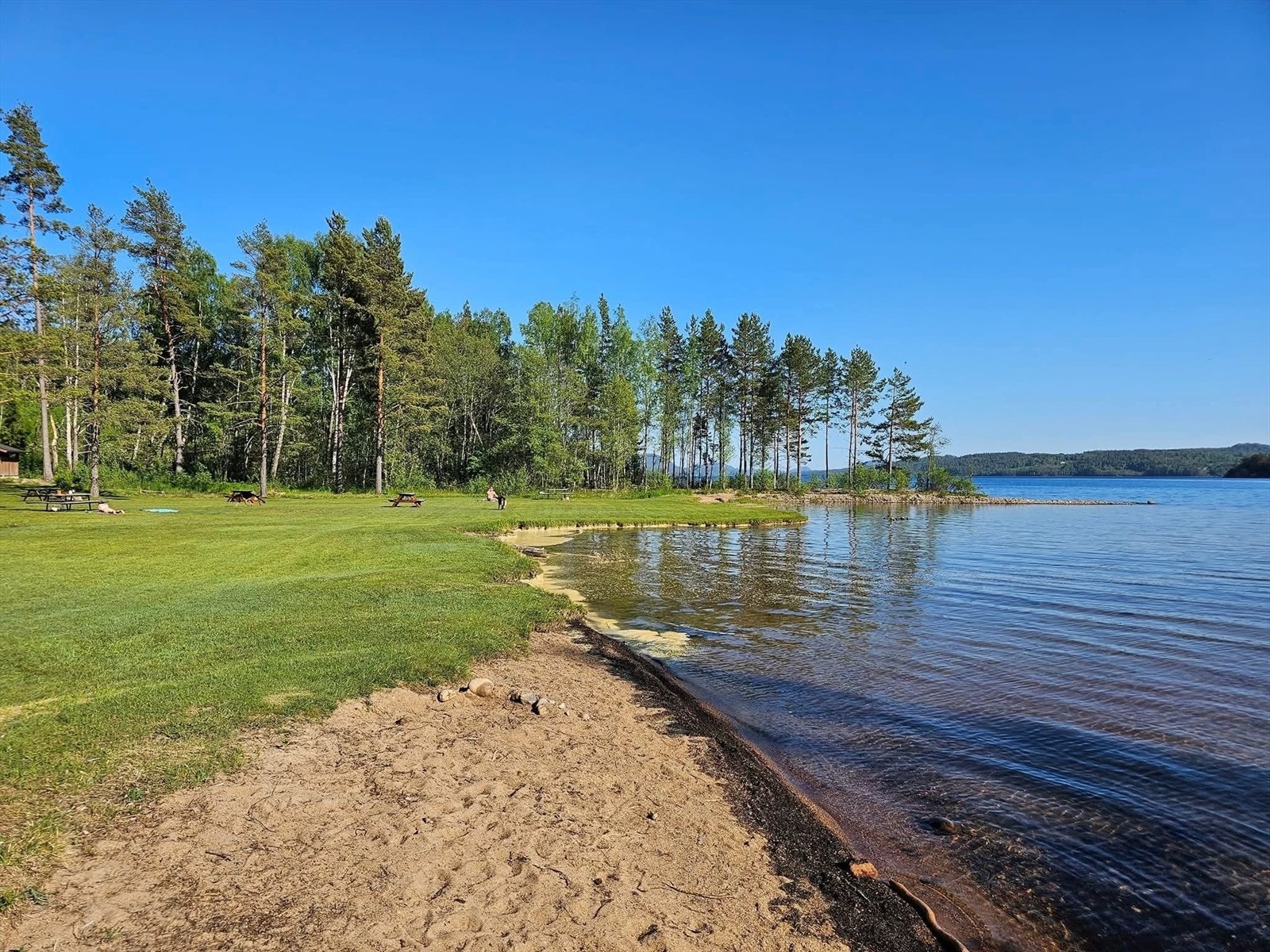 Valebøstranda. Kun en gåtur unna boligen! FOTO: Selgers private bilde Galleribilde