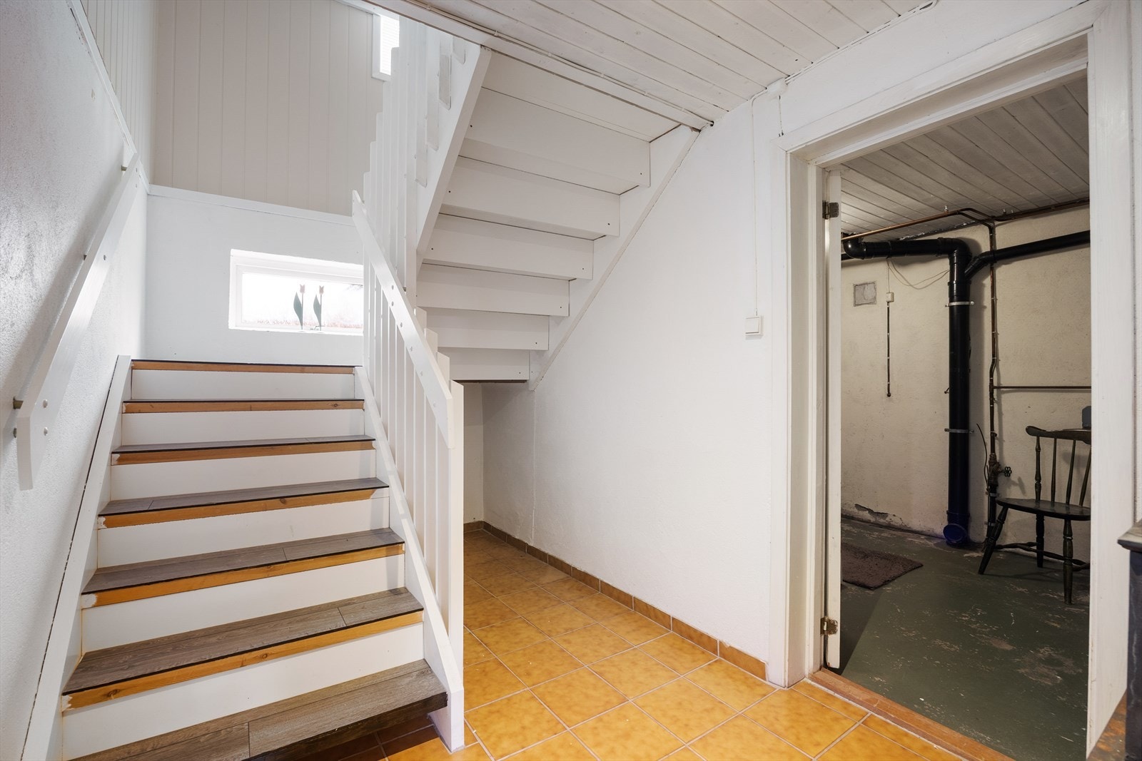 Kjelleren har både utvendig og innvendig adkomst og inneholder tre bodrom samt vaskerom. Galleribilde