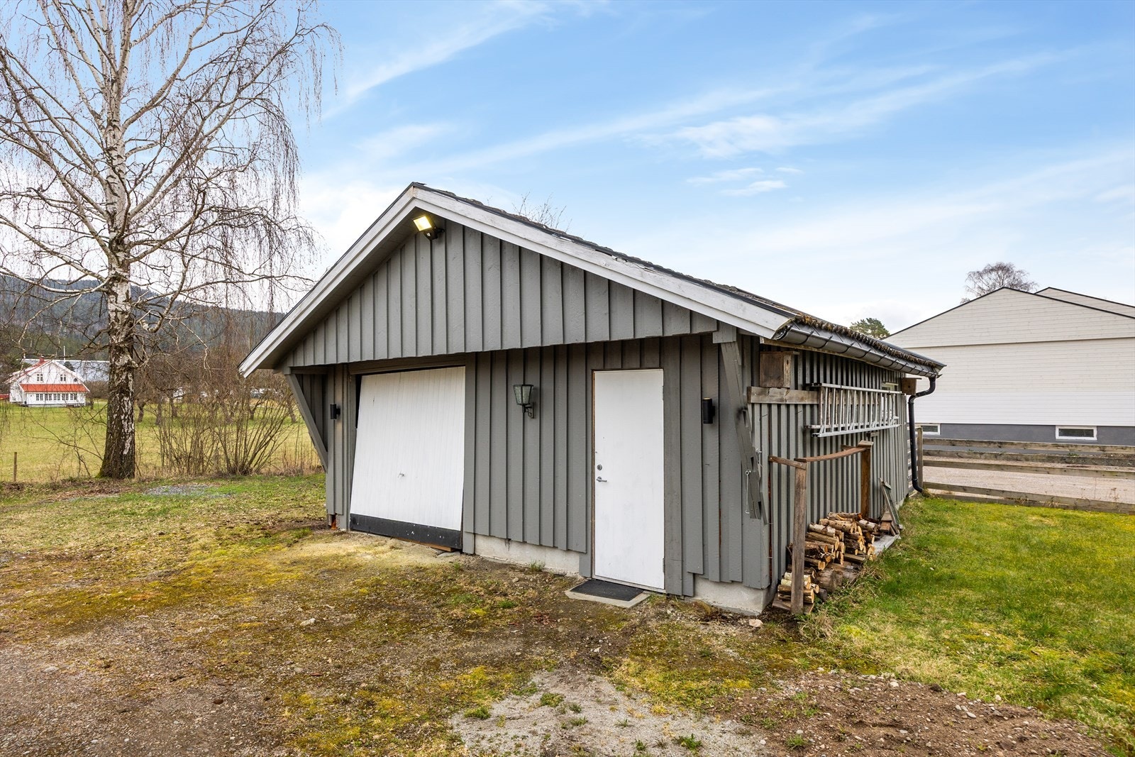 Det er også oppført et eldre garasjehus på eiendommen. Galleribilde