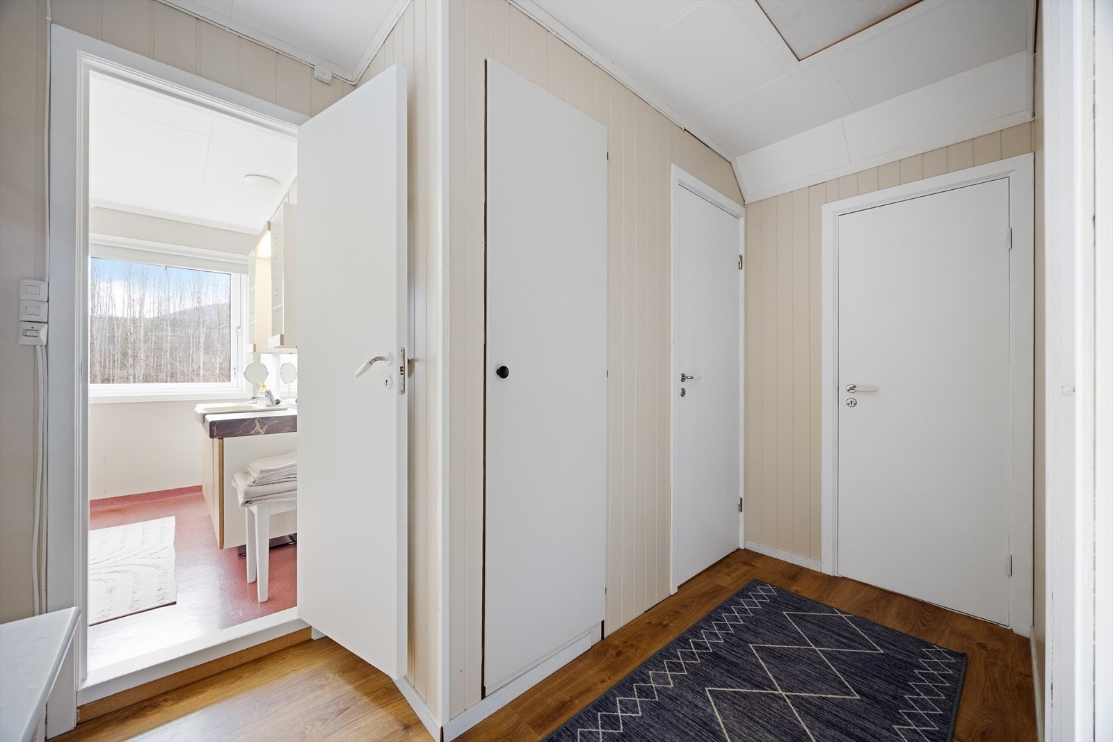 Boligens 2.etasje består av 3 soverom, baderom og kott. Galleribilde