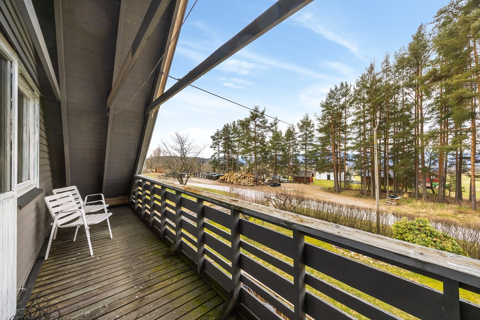 På verandaen er det plass til utemøbler etter ønske. Herifra kan du nyte flott utsikt. Galleribilde
