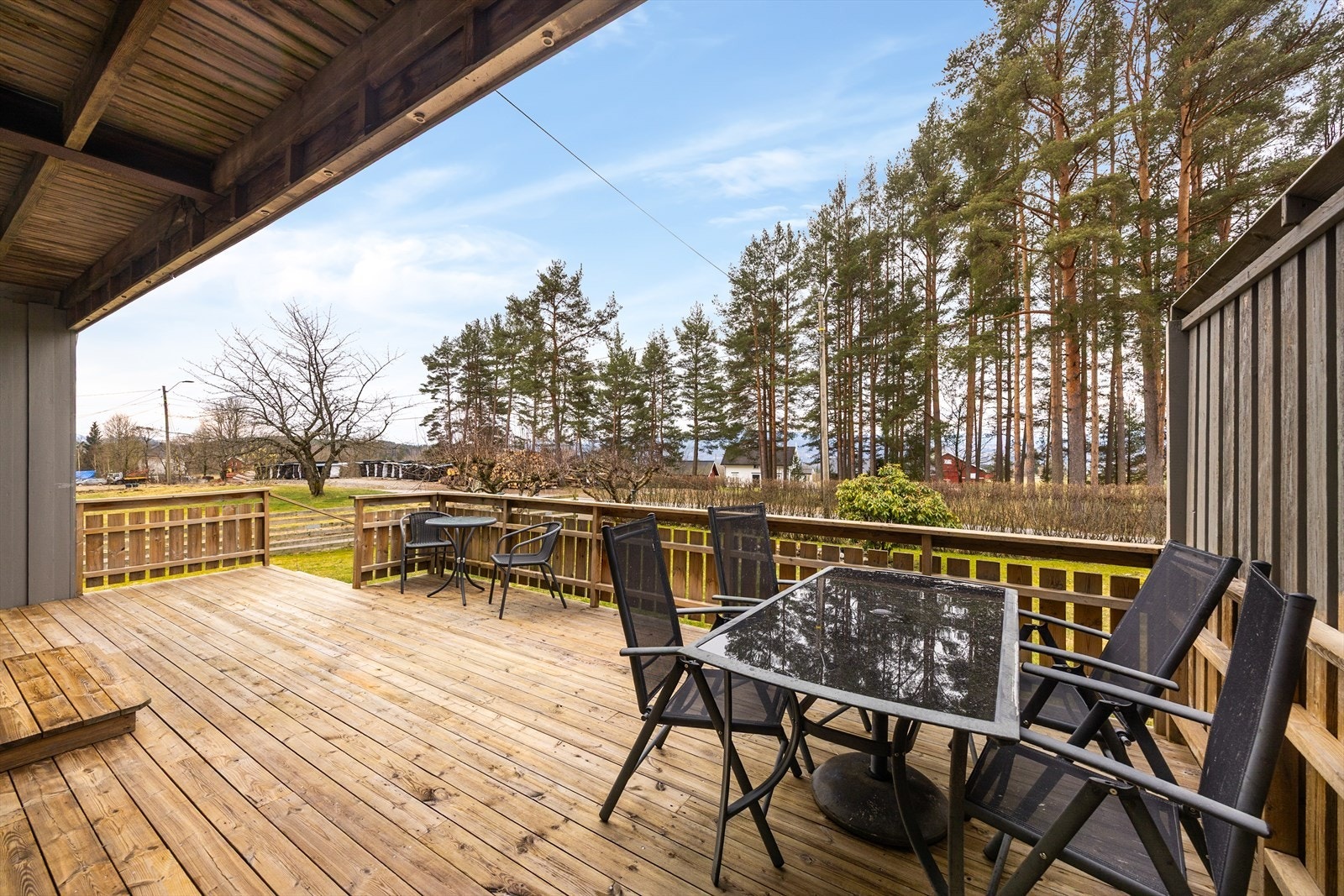 Her er det godt med plass til utemøbler og grill. Hagen er stor og gir gode muligheter for lek og aktivitet for både store og små. Galleribilde