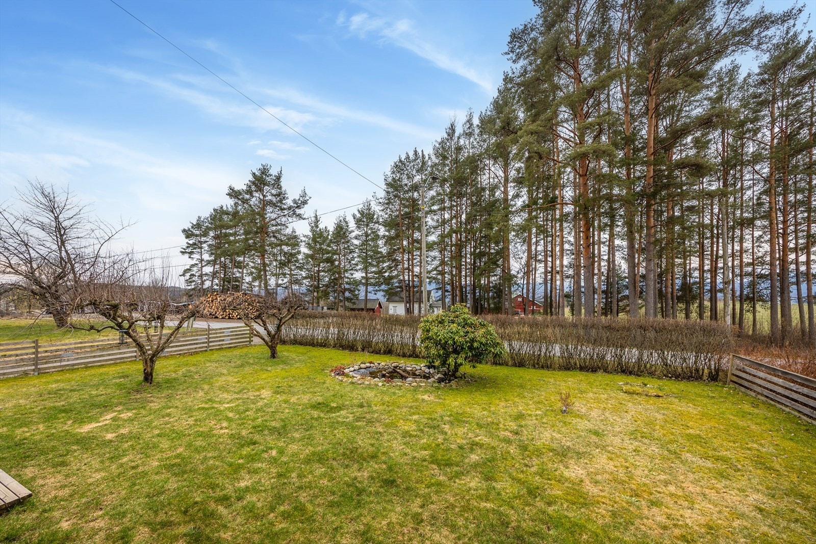 Eiendommen har nydelig beliggenhet omgitt av flotte naturområder og kulturlandskap som innbyr til fine turer i skog og mark. I tillegg ligger Nordsjø, med bademuligheter, i gangavstand fra boligen. Galleribilde