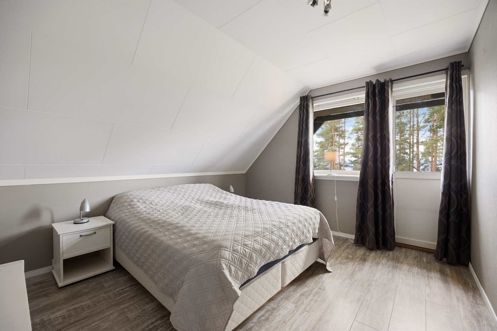 Boligen har tre soverom. Hovedsoverommet har god plass til dobbeltseng og garderobeløsning. Her er det også utgang til veranda i 2.etasje. Galleribilde
