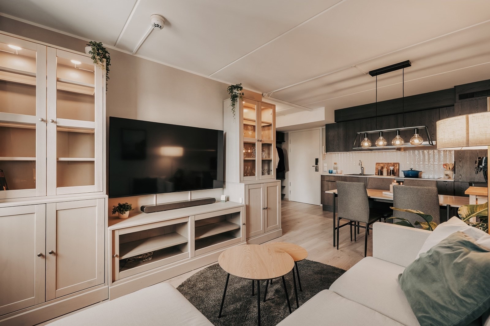 Leiligheten fremstår med tidløse og moderne farge- og materialvalg, og ble betydelig oppgradert i 2023. Galleribilde