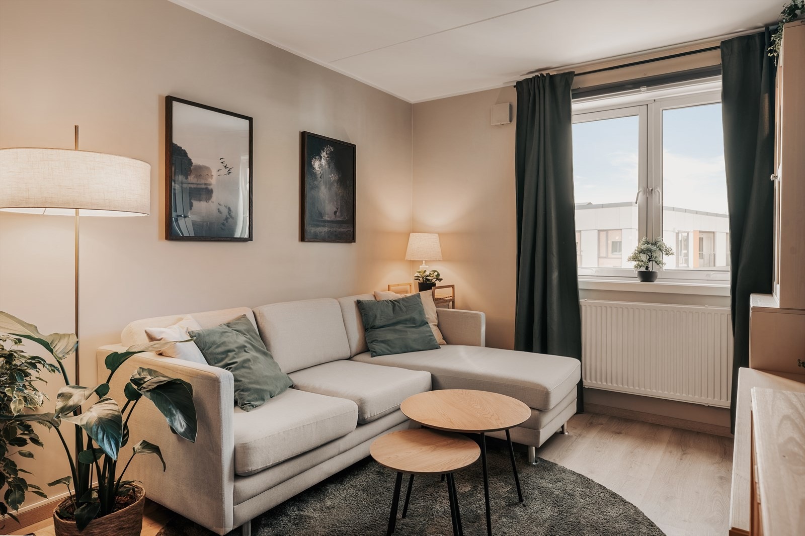 Stuen ligger i en åpen og sosial løsning mot kjøkkenet. God plass til sofa og tv-møblement. Galleribilde