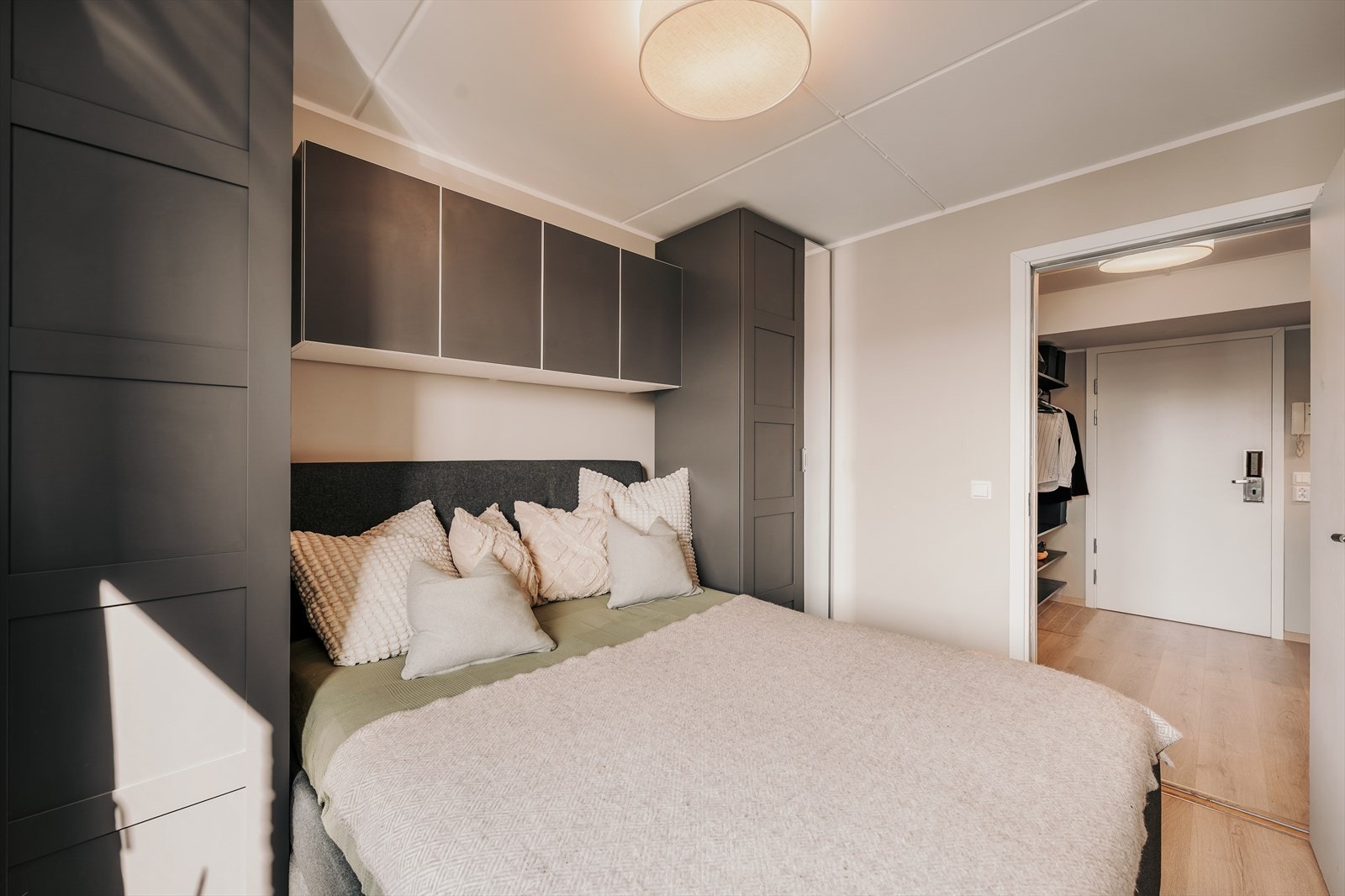 Plassbygd skap som tilbyr godt med lagringsplass. Galleribilde