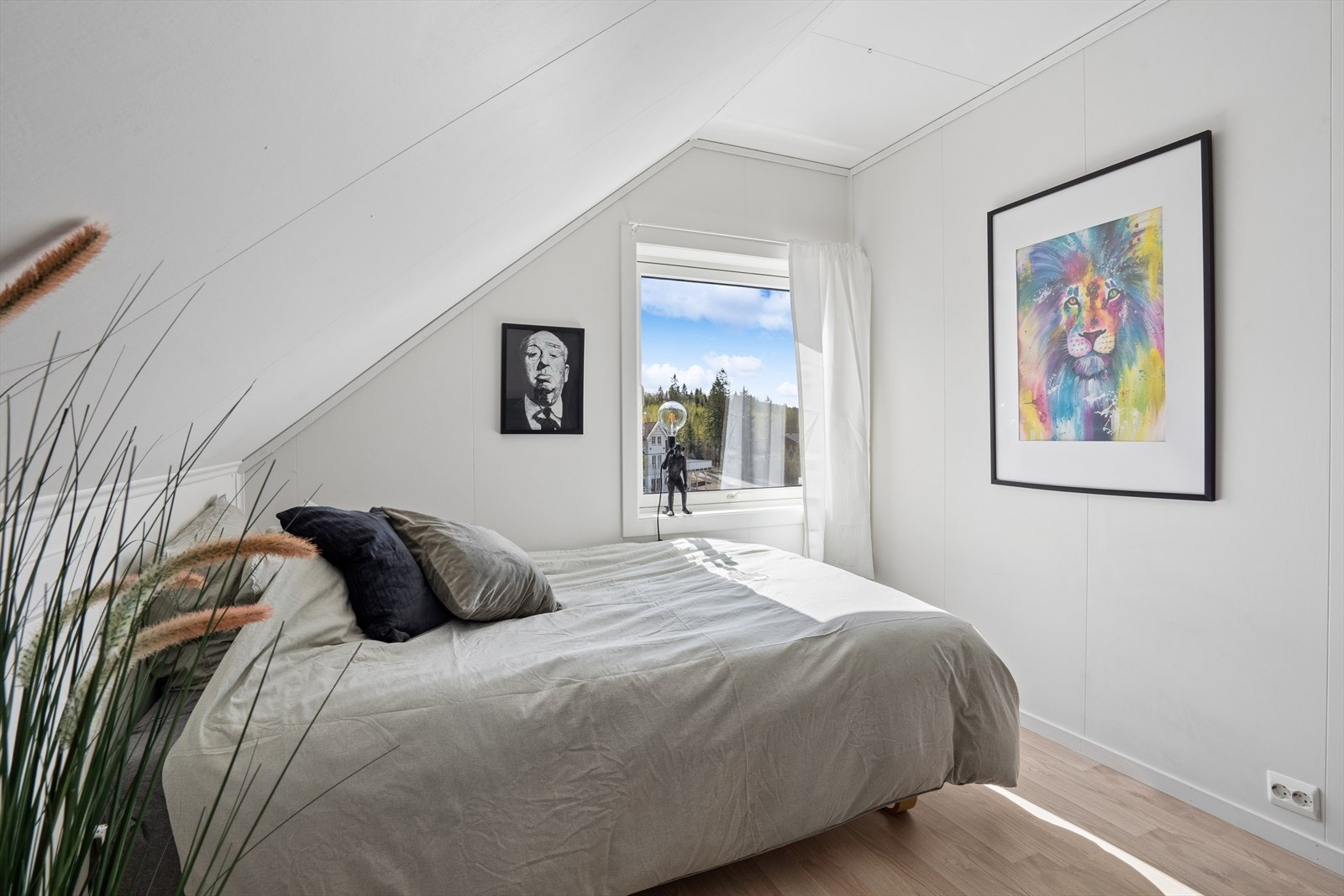 Lyst og koselig soverom med skråtak. Galleribilde