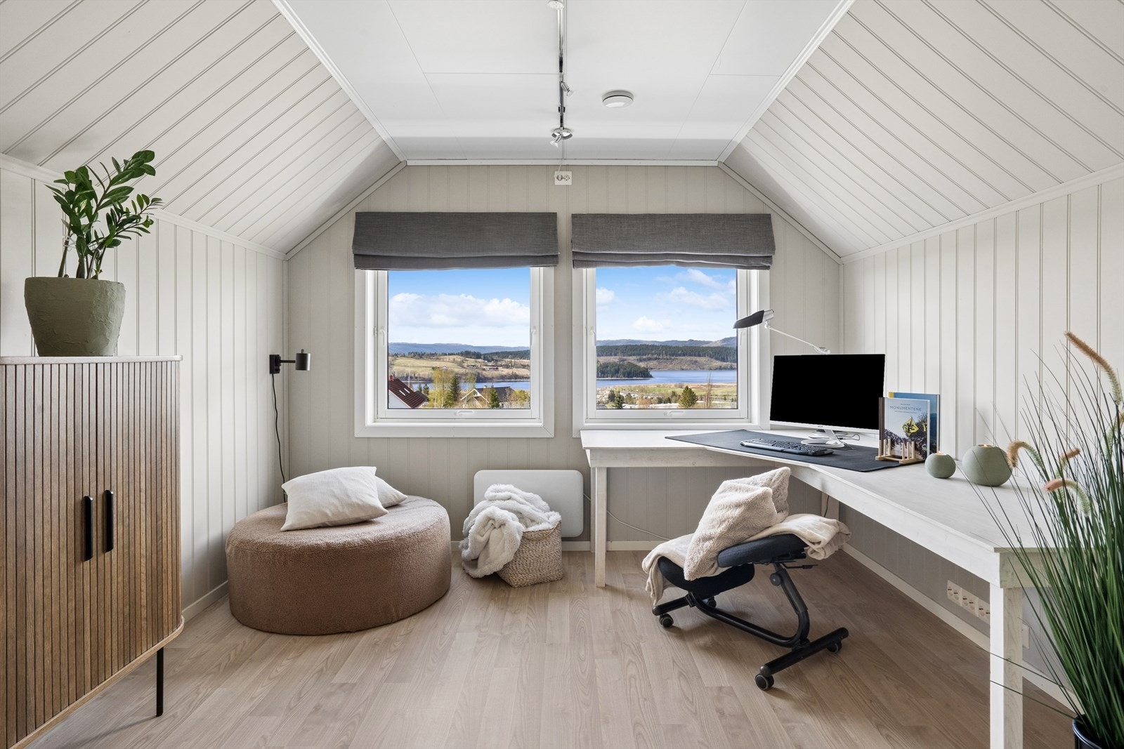 Fleksibelt rom som passer perfekt til kontor eller loftstue. Galleribilde