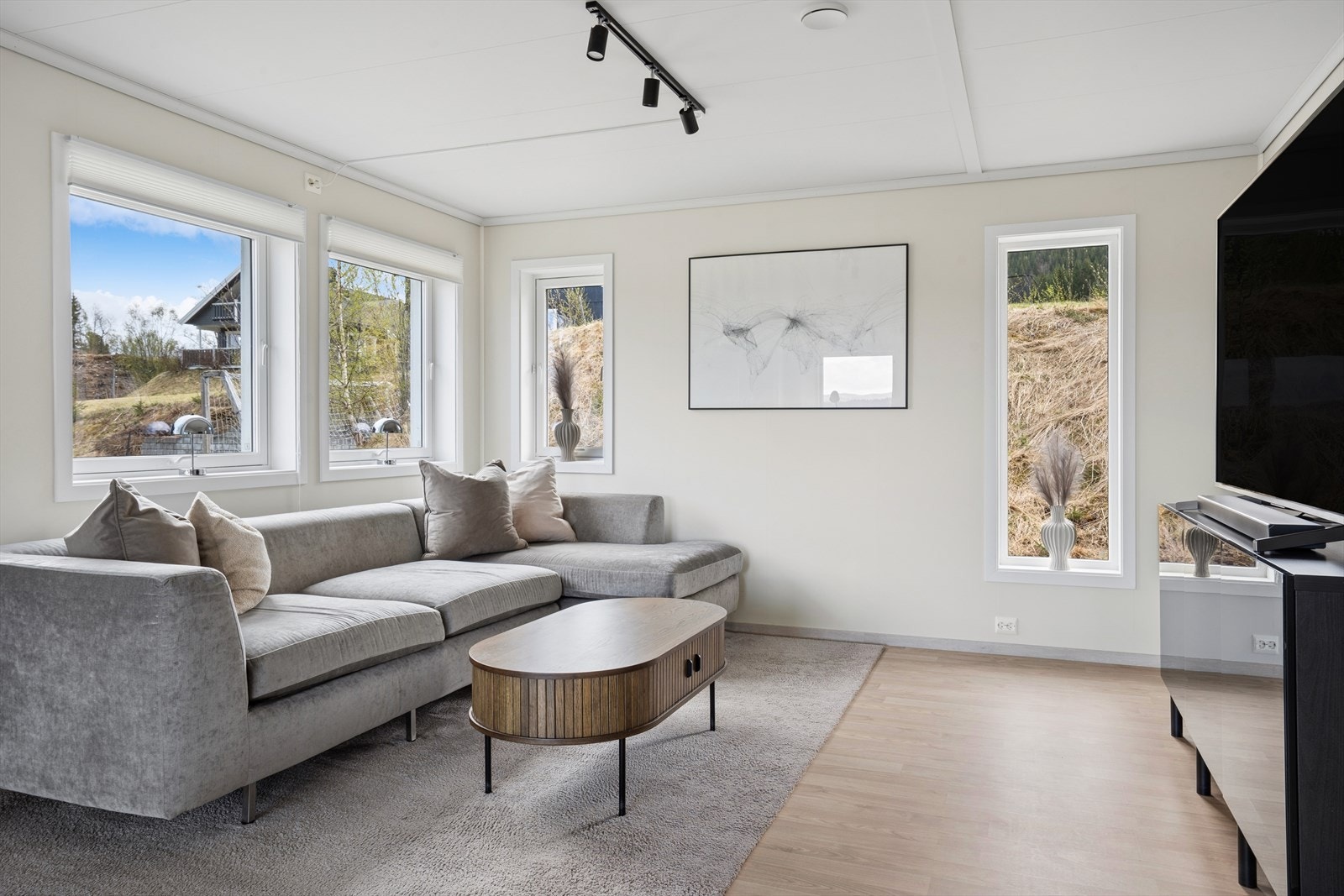 Lys og romslig stue med store vinduer. Galleribilde