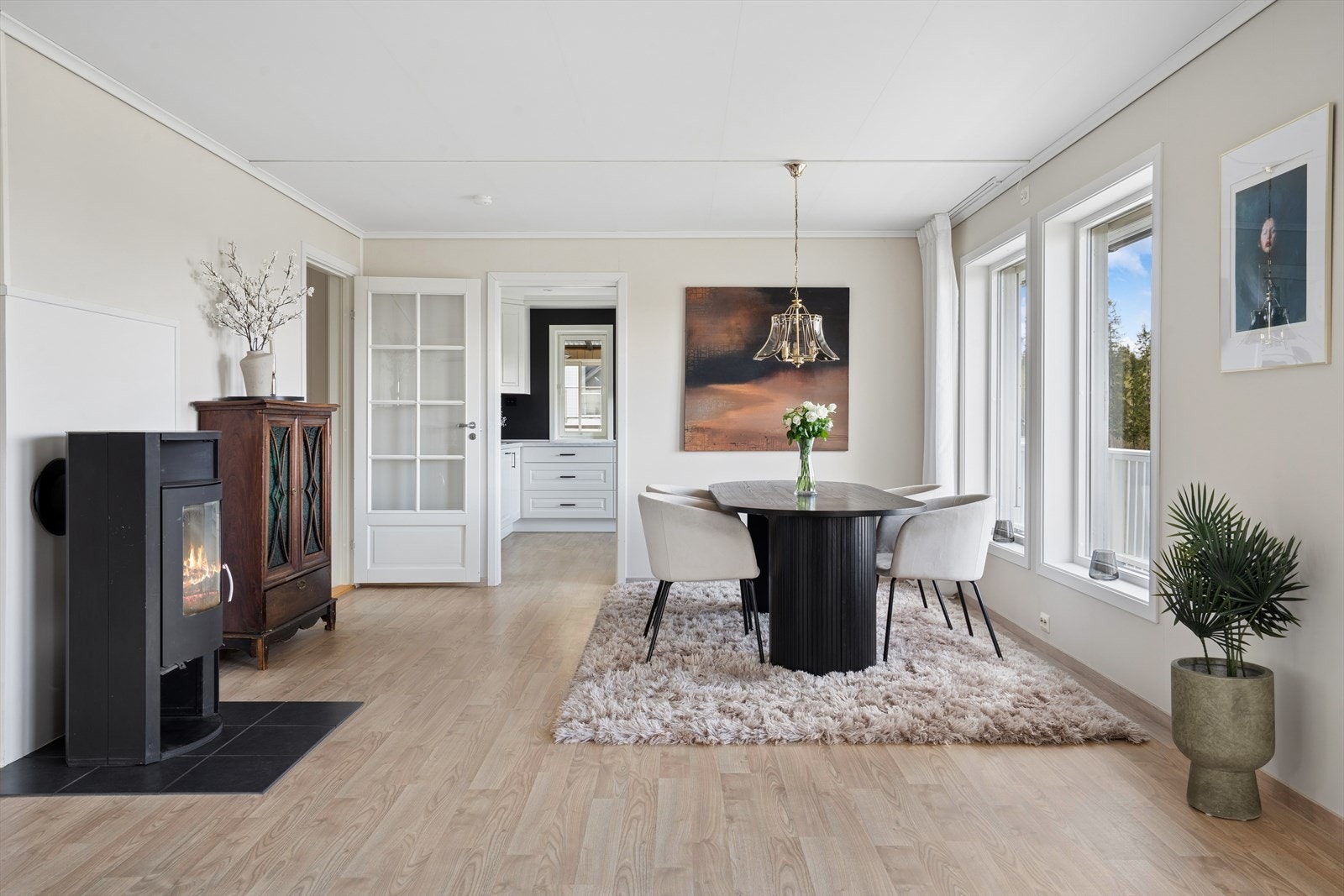 Stilren og åpen spisestue med vedfyring. Galleribilde