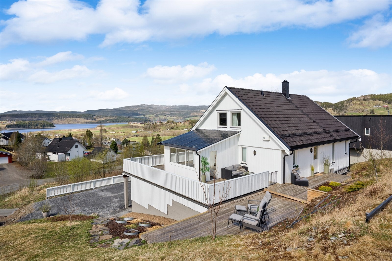 Boligen ligger i rolige omgivelser med flott utsikt og flere solrike uteplasser. Galleribilde