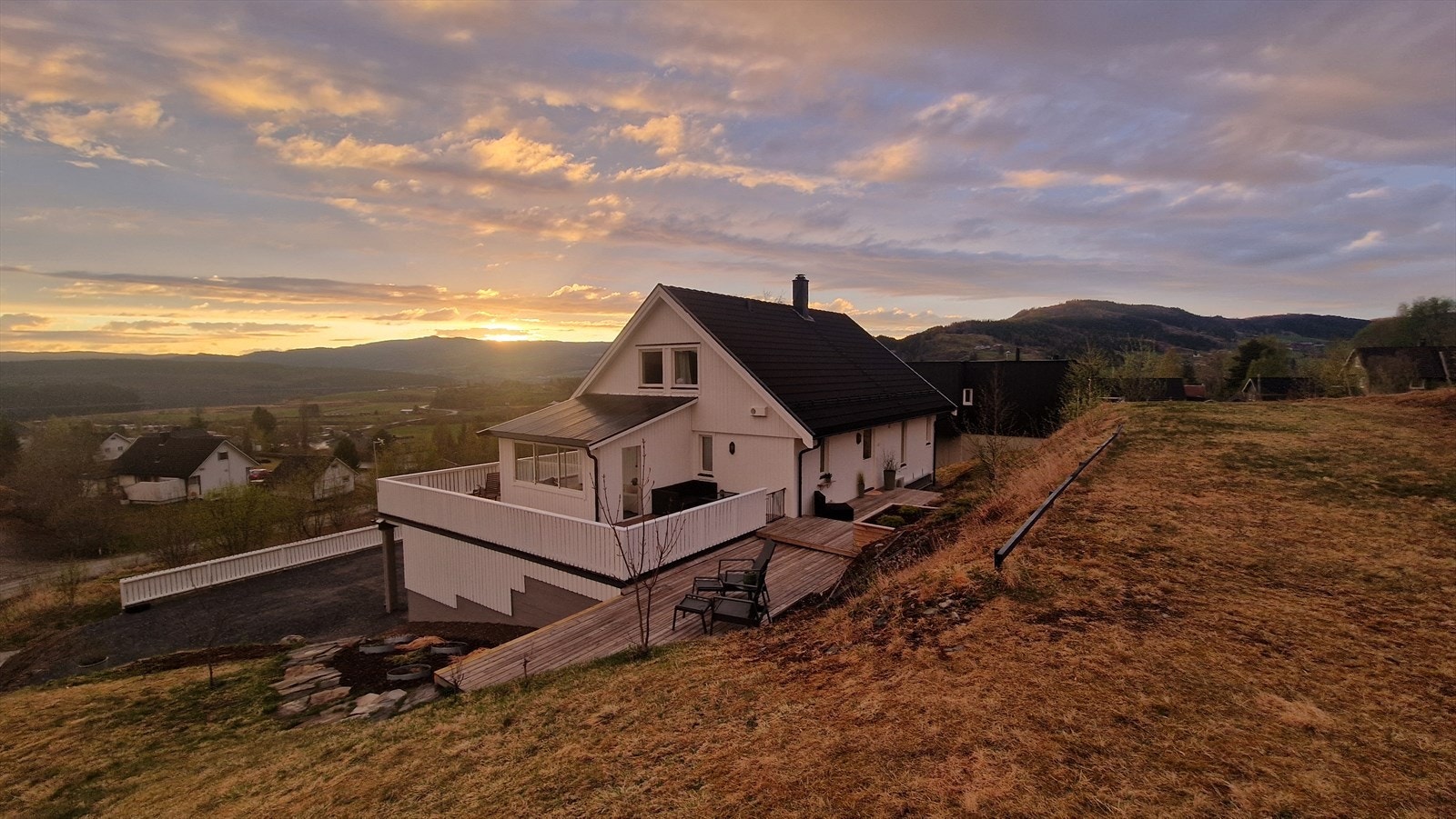 Fasade - Boligen er fra 2014 ligger i rolige og idylliske omgivelser. Stor tomt med nydelig utsilt og meget gode solforhold. Galleribilde