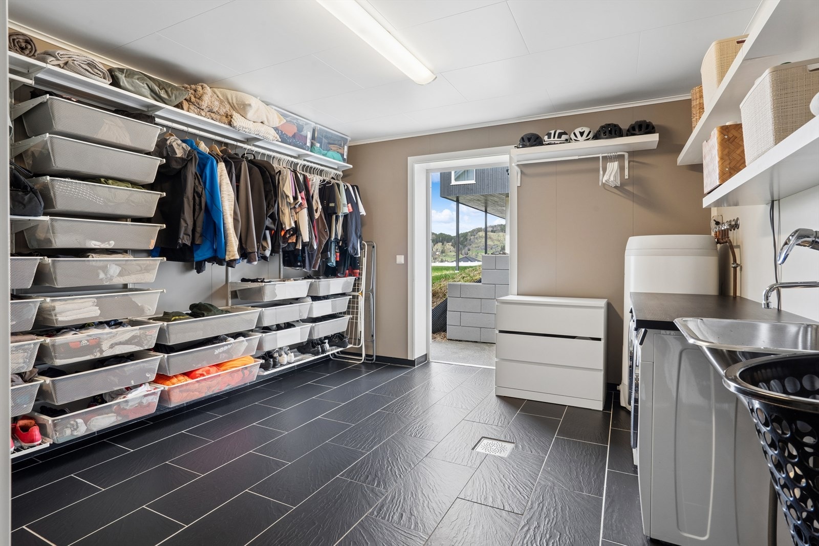 Praktisk vaskerom med god arbeidsplass og rikelig garderobe- og oppbevaringsmuligheter. Egen inngang. Galleribilde
