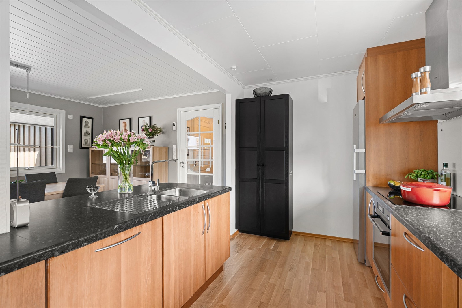 Fritthengende ventilator over platetoppen og glassplate på veggen bak. Galleribilde