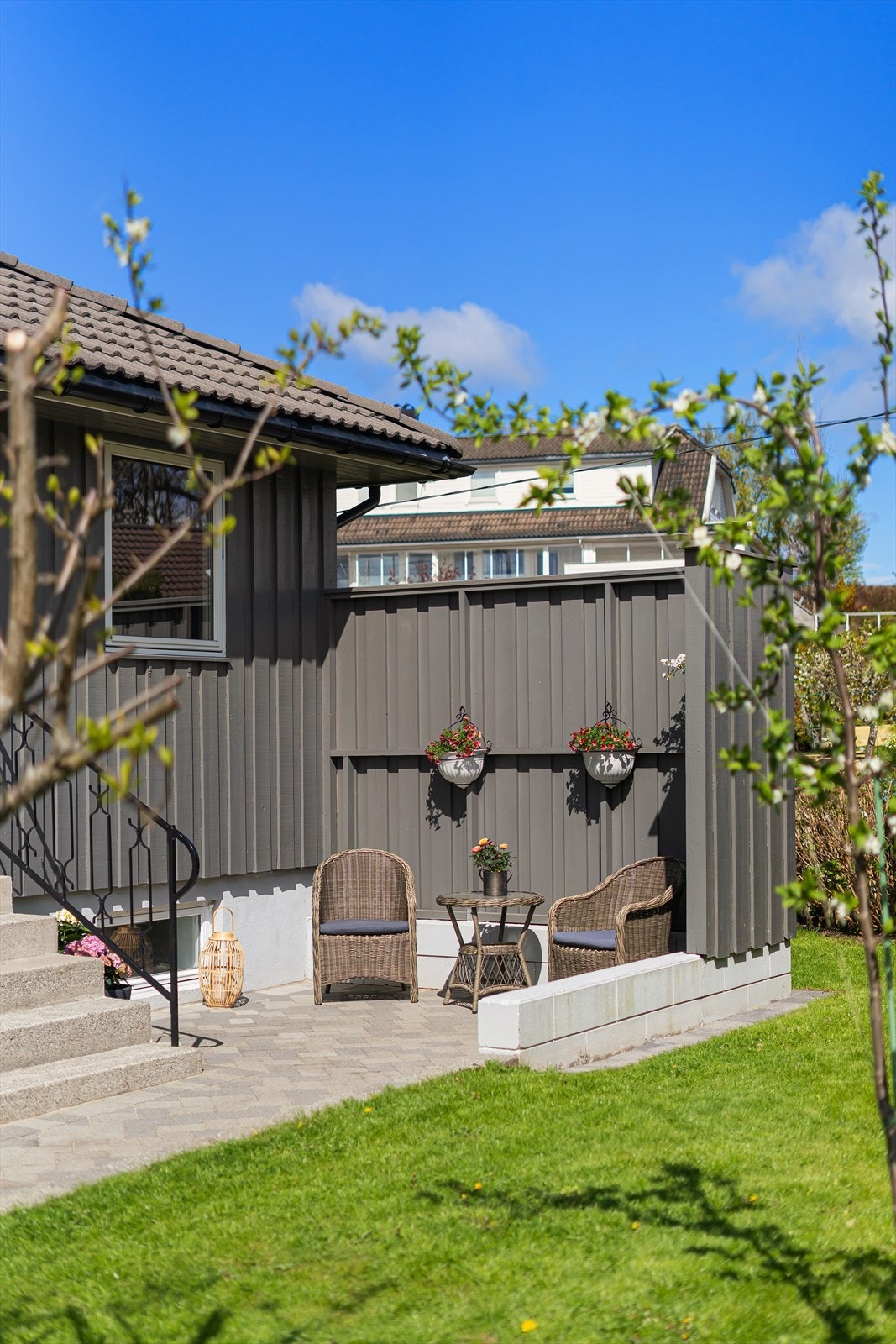 Flere hyggelige uteplasser på tomten gir rom for både lek og avslapning. Galleribilde