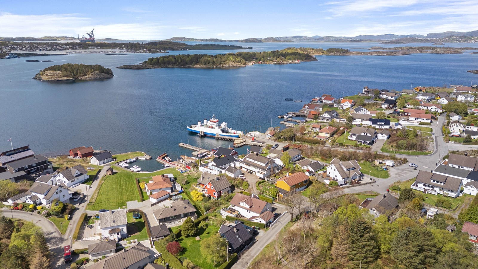 Vassøy idrettsanlegg med kunstgressbane ligger kun 3 minutter unna. Galleribilde