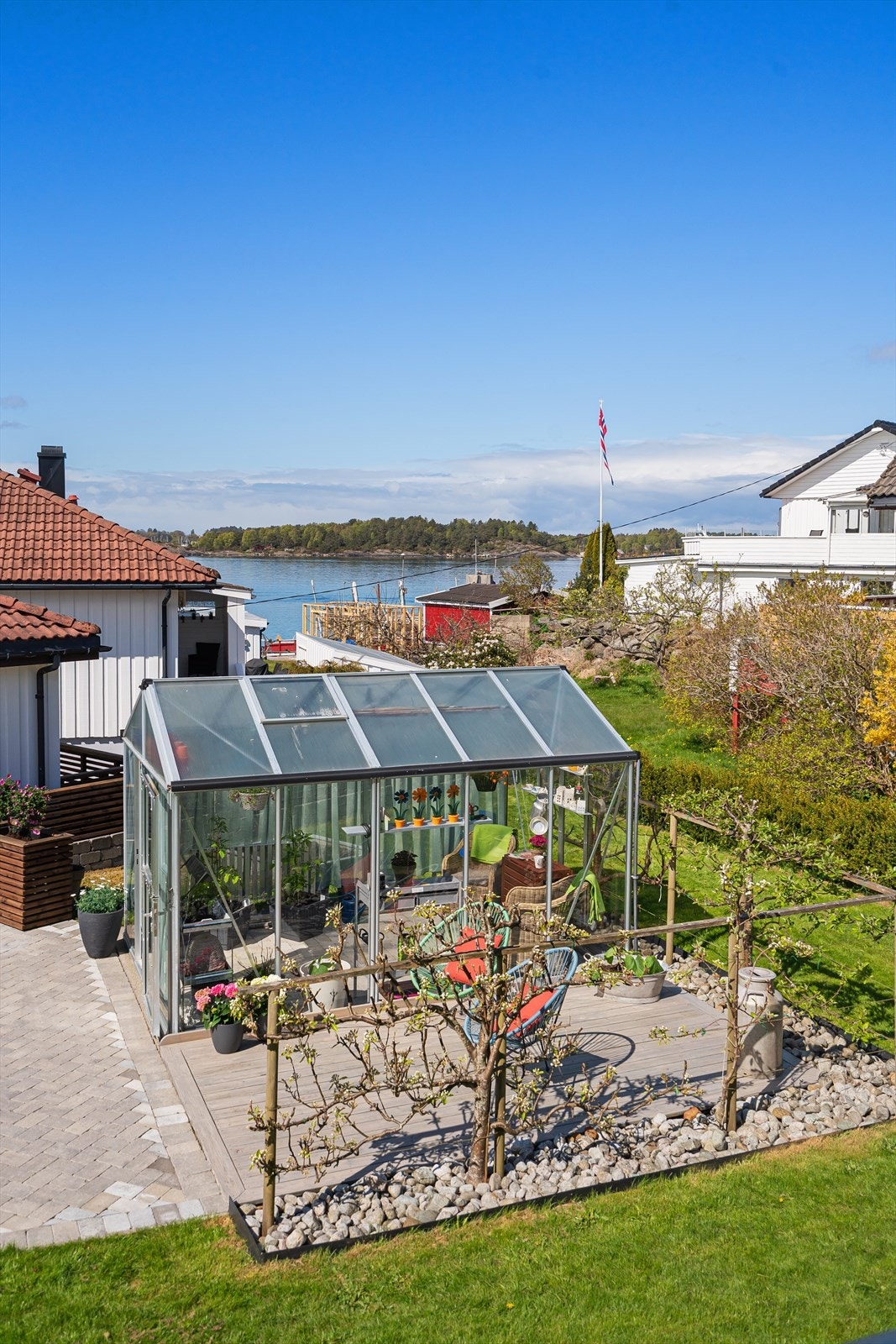 Drivhuset gir mulighet for å dyrke egne grønnsaker og urter. Galleribilde