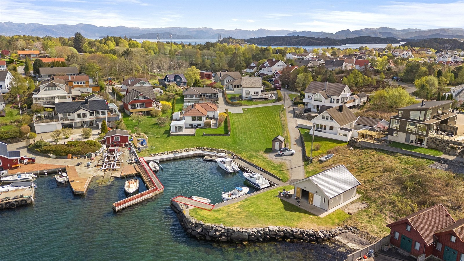 Her er begge bryggene hvor man har båtplassene som medfølger merket inn med rødt Galleribilde