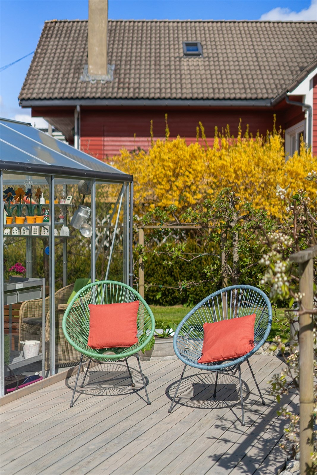 Plattingen ved drivhuset er et lunt og usjenert sted for en kaffekopp. Galleribilde