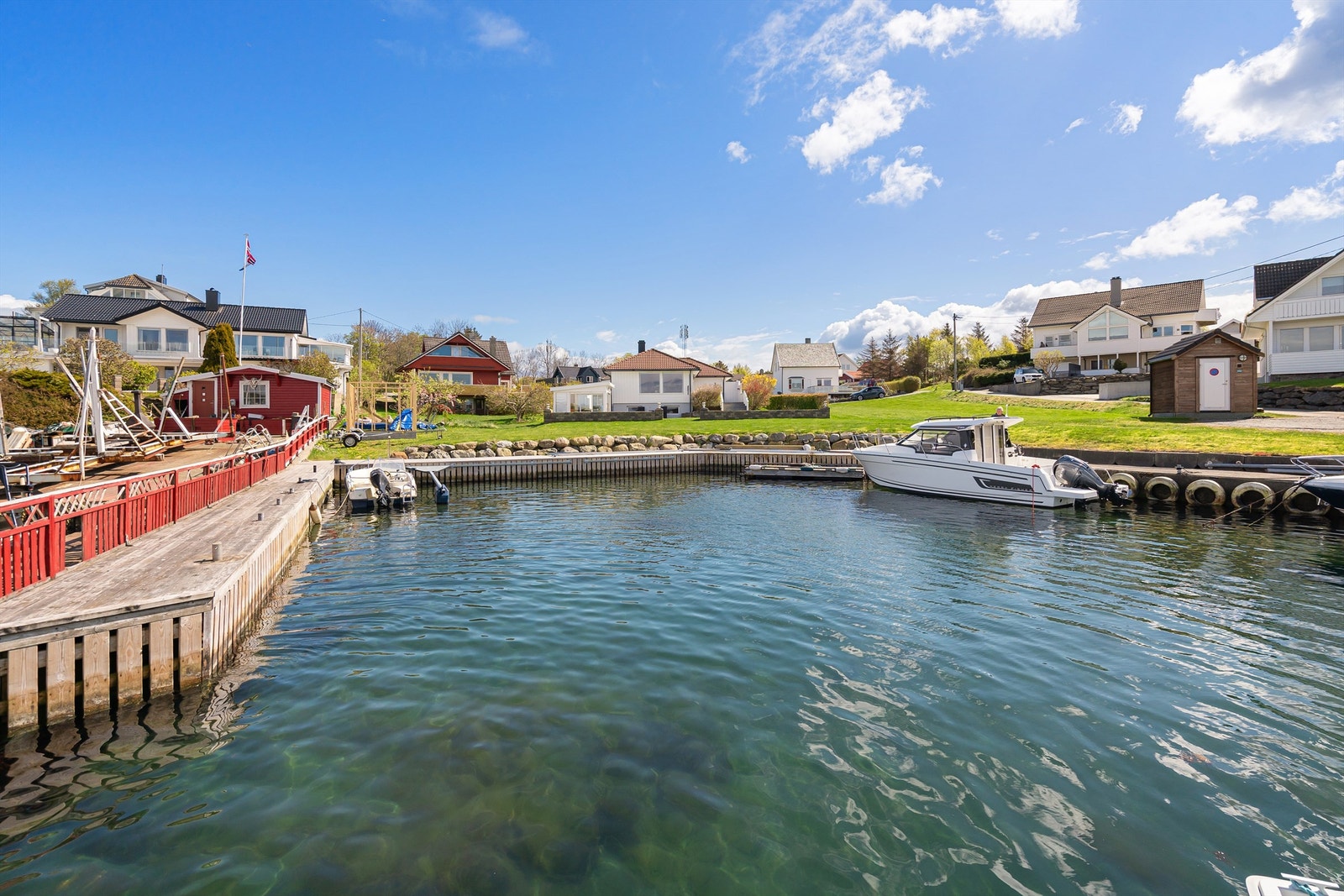 I denne private marinaen nedenfor eiendommen får du 3-4 båtplasser langs bryggen til venstre i bildet Galleribilde