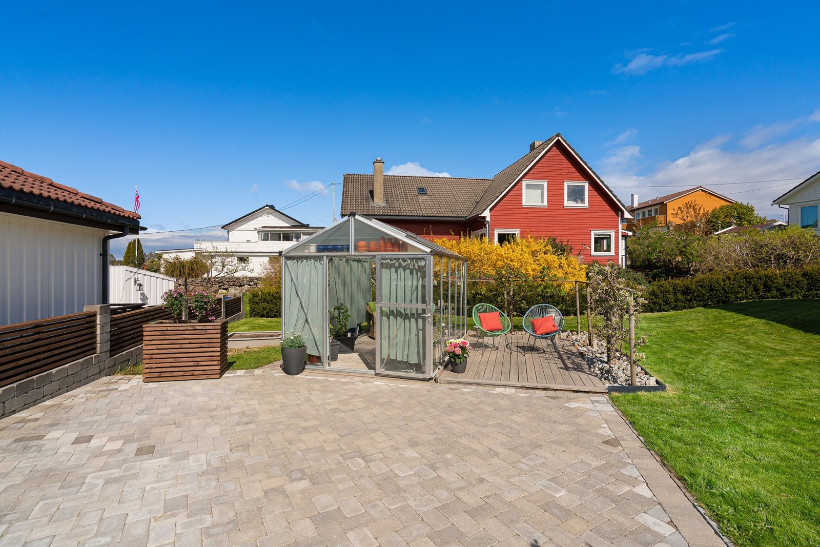 I hagen er det et koselig drivhus og en frittstående solplatting på ca. 9 m². Galleribilde