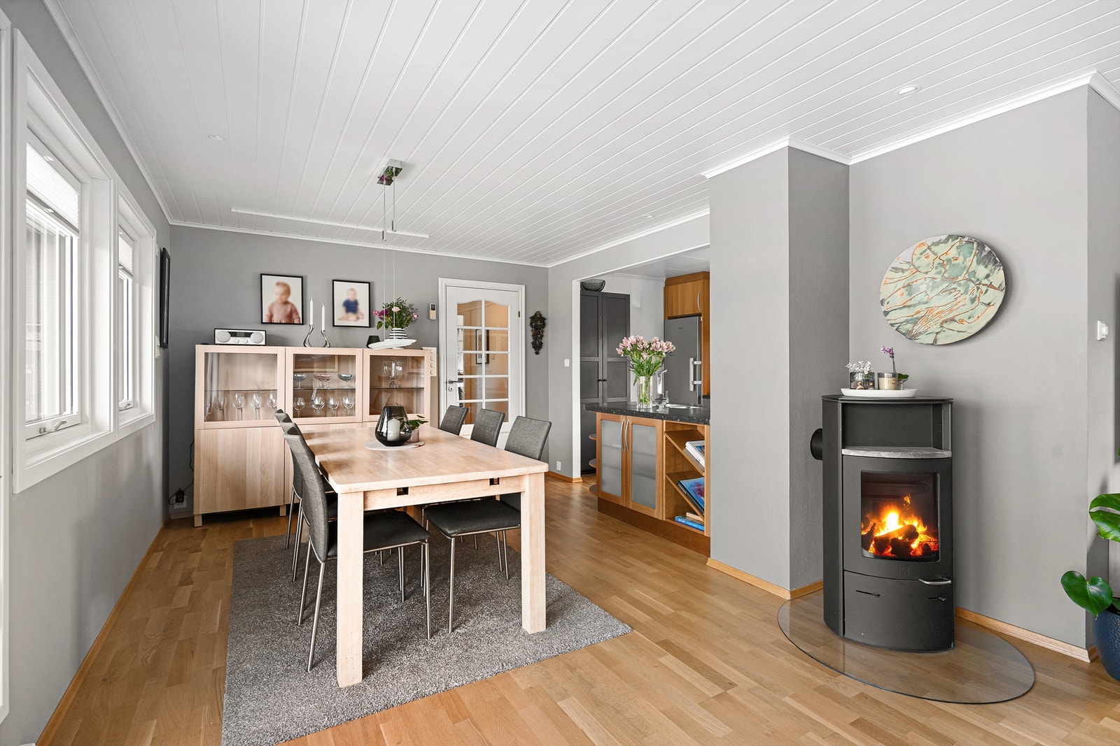 Spisestuen er en naturlig del av den åpne løsningen, med plass til langbord for familie og venner. Galleribilde