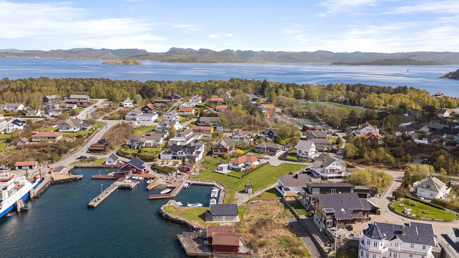 Oversikt over det rolige og veletablerte nabolaget. Galleribilde