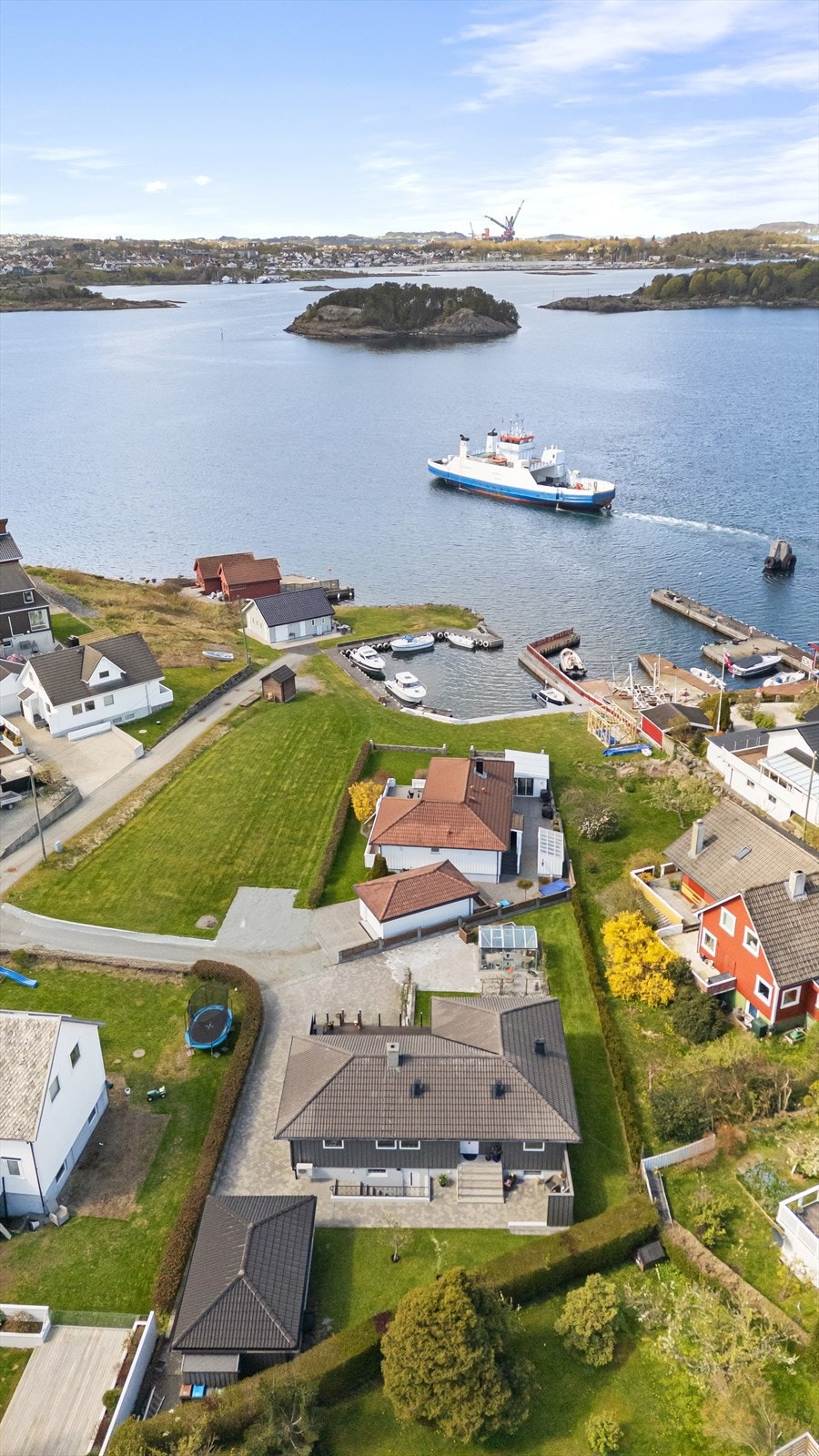 Boligen har en fin plassering med nærhet til sjøen. Galleribilde