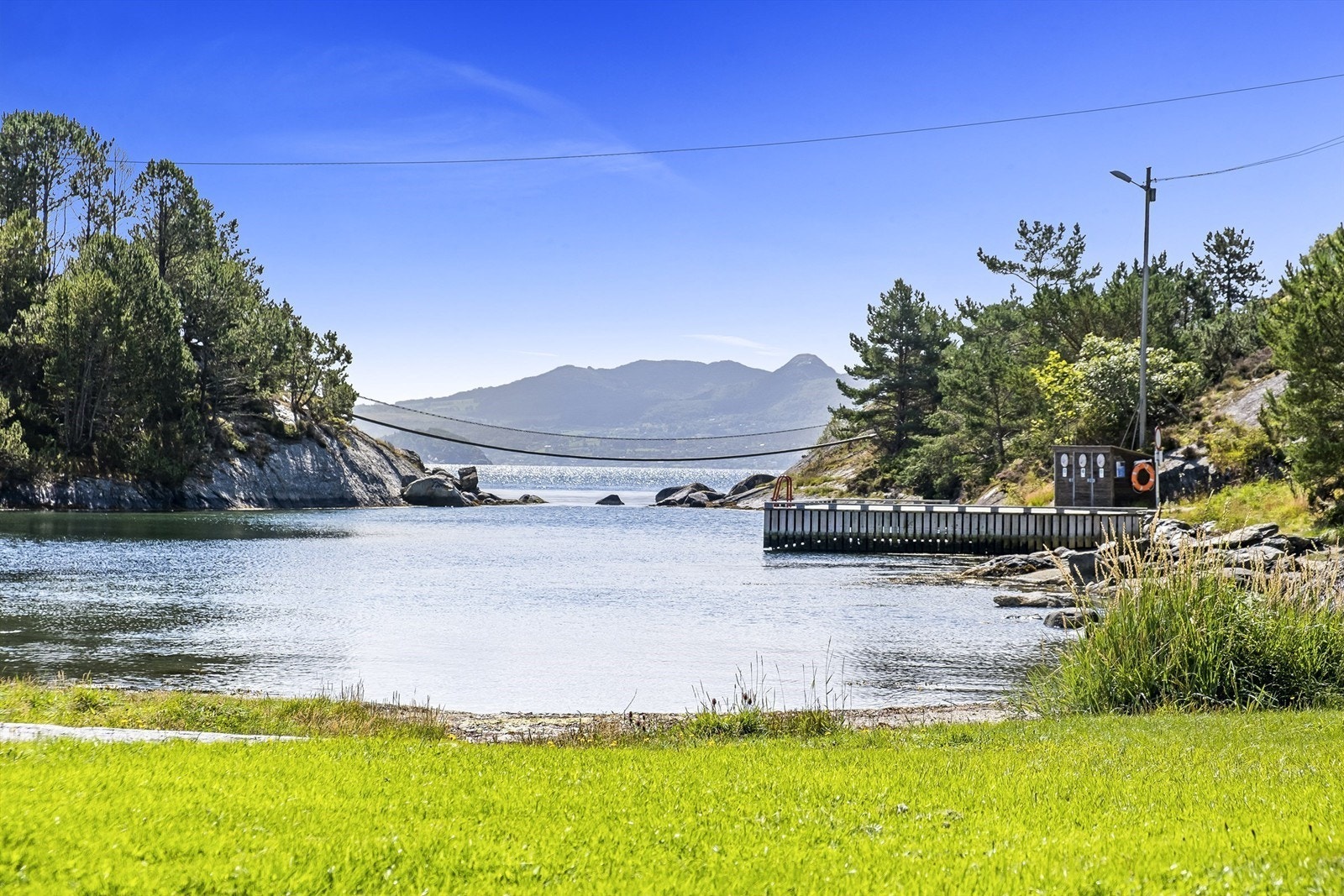Vassøys egen badeplass med sandvollybane og offentlig toalett Galleribilde