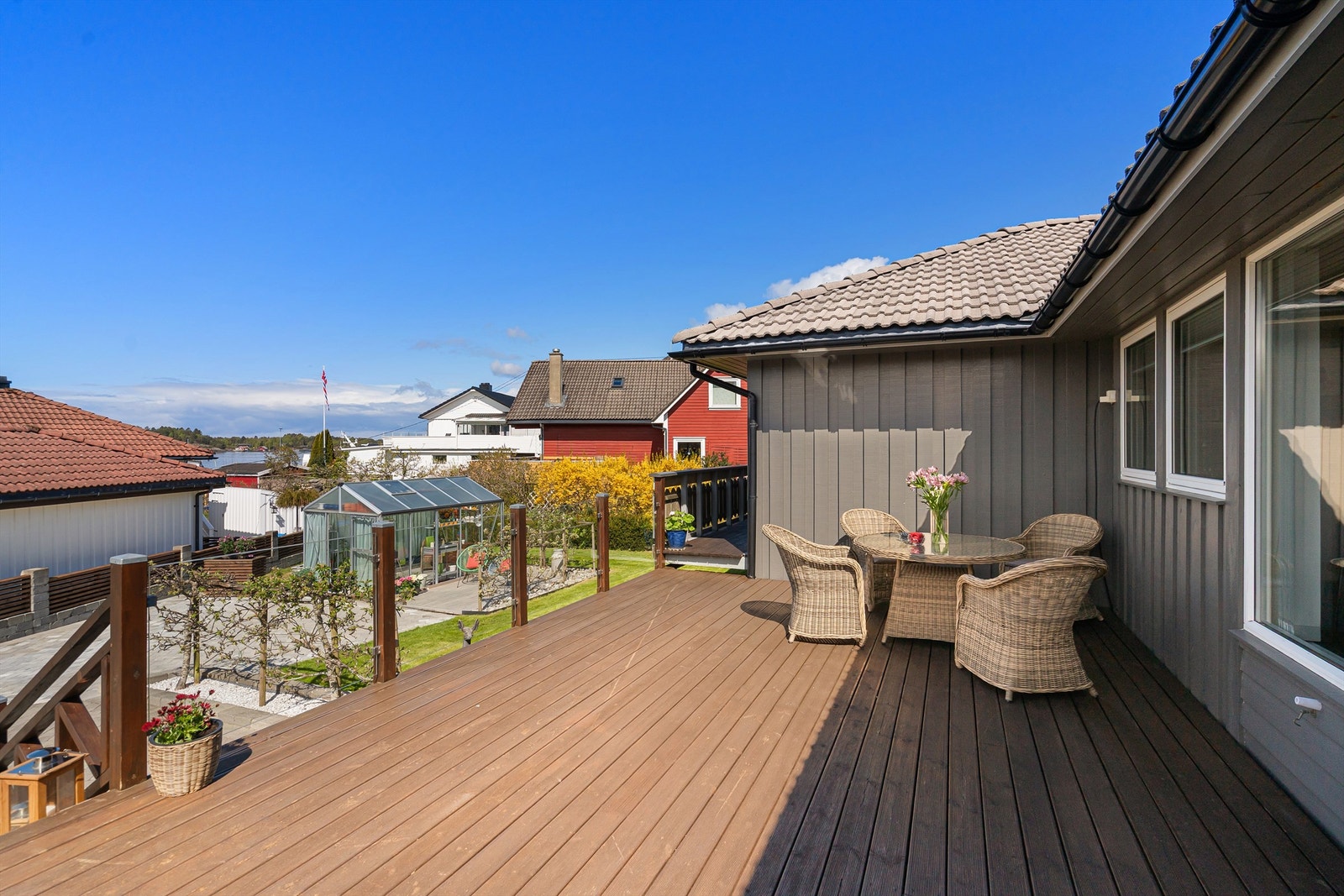 Fra stuen er det utgang til en romslig terrasse på ca. 41 m² med god plass til utemøbler. Galleribilde