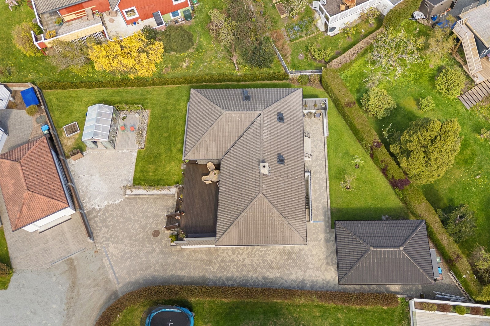 Eiendommen sett fra oven, med bolighus, garasje og hage. Galleribilde