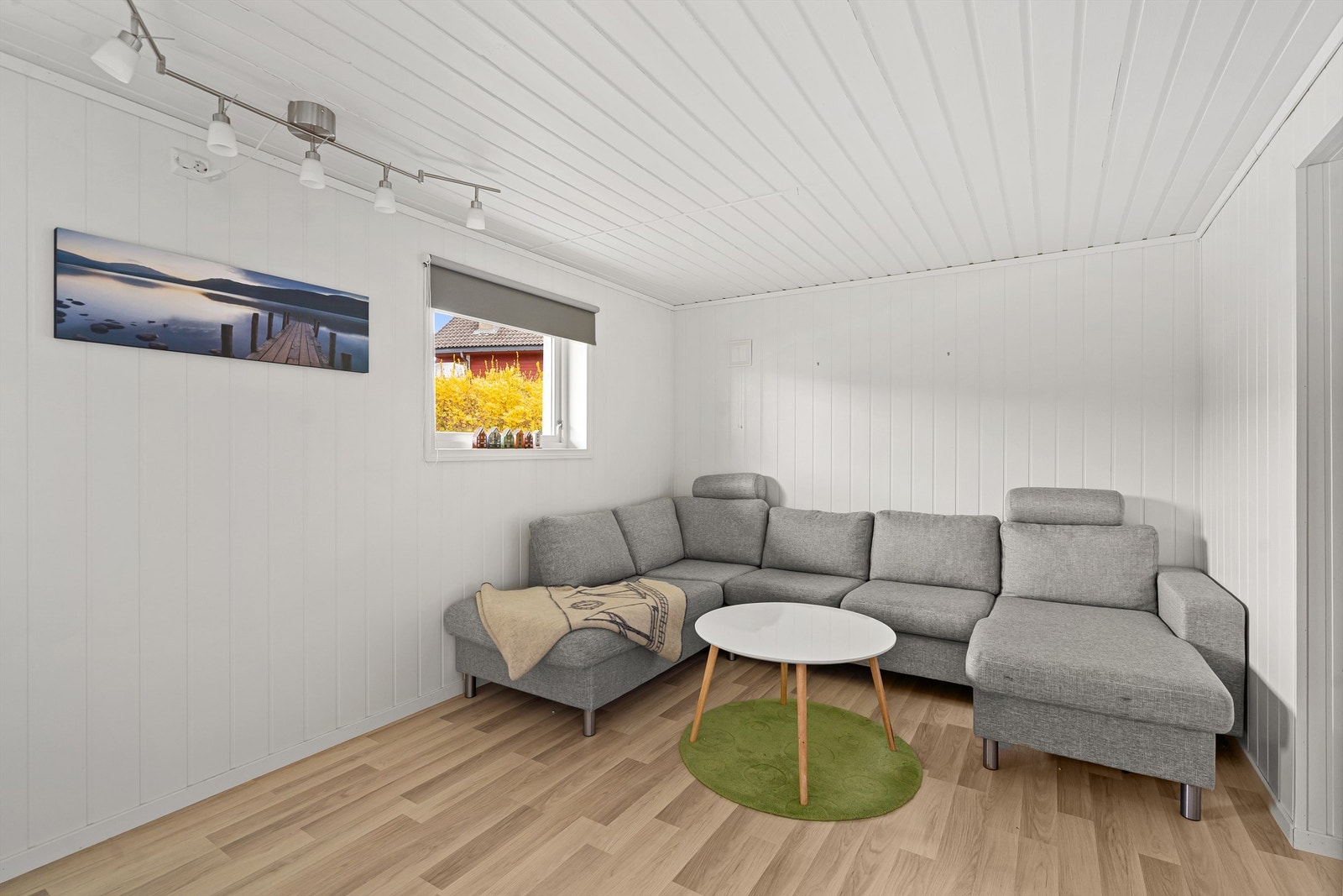 Rommet har panel på vegger og i tak, og laminat på gulvet. Galleribilde