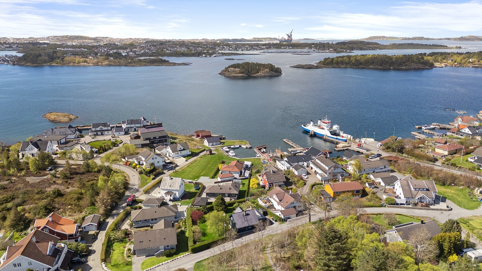 Et fantastisk sted å bo med nærhet til både naboer og sjøen. Galleribilde