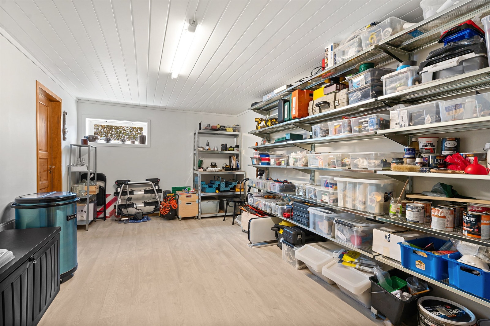 Stort rom i første etasje som i dag brukes til verksted og oppbevaring. Galleribilde