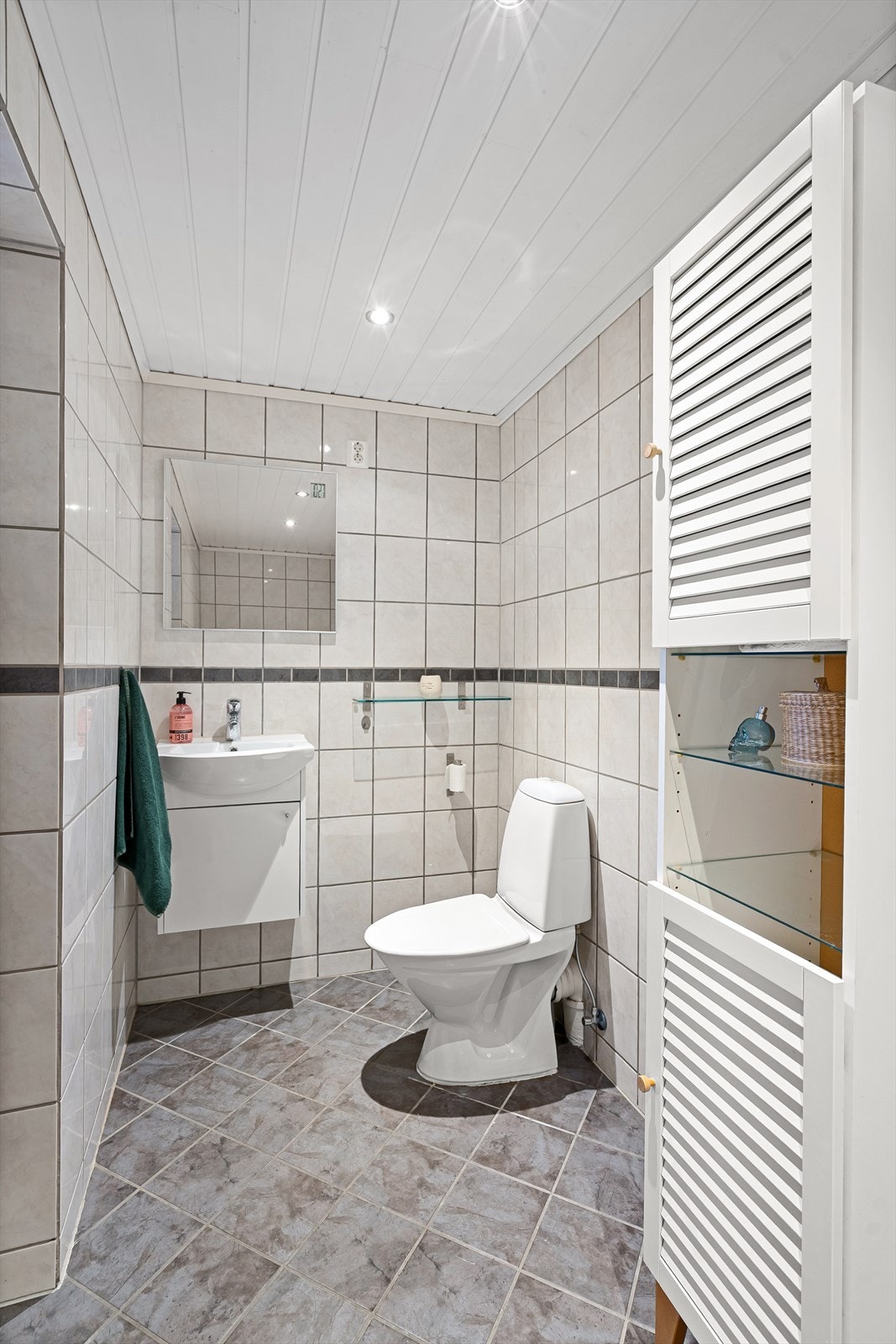 Badet i første etasje har flislagt gulv med gulvvarme. Galleribilde
