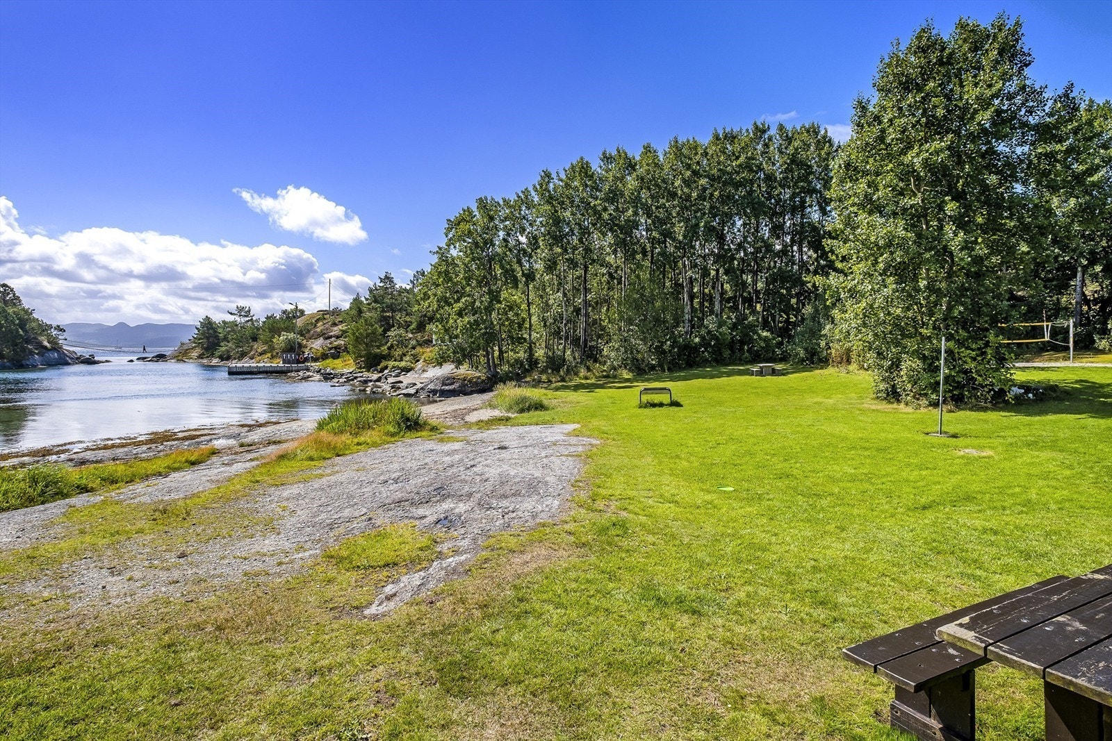 Peisaren kan skilte med hvit sandstrand, badebrygger, gapahuk/scene og stedbygget grill. Galleribilde