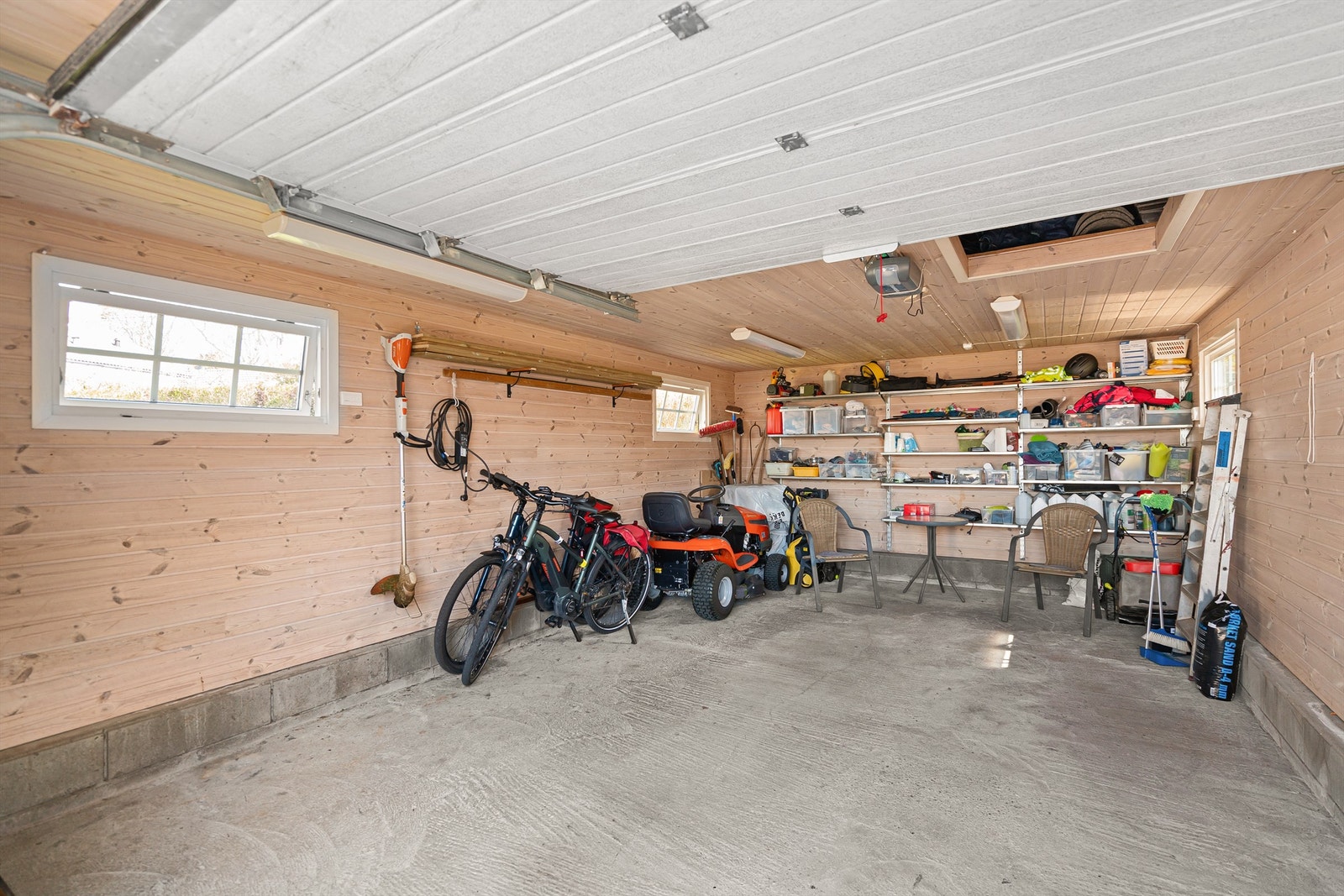 Garasjen på 27 m² gir god plass til bil og oppbevaring. Den har lagringsloft også Galleribilde