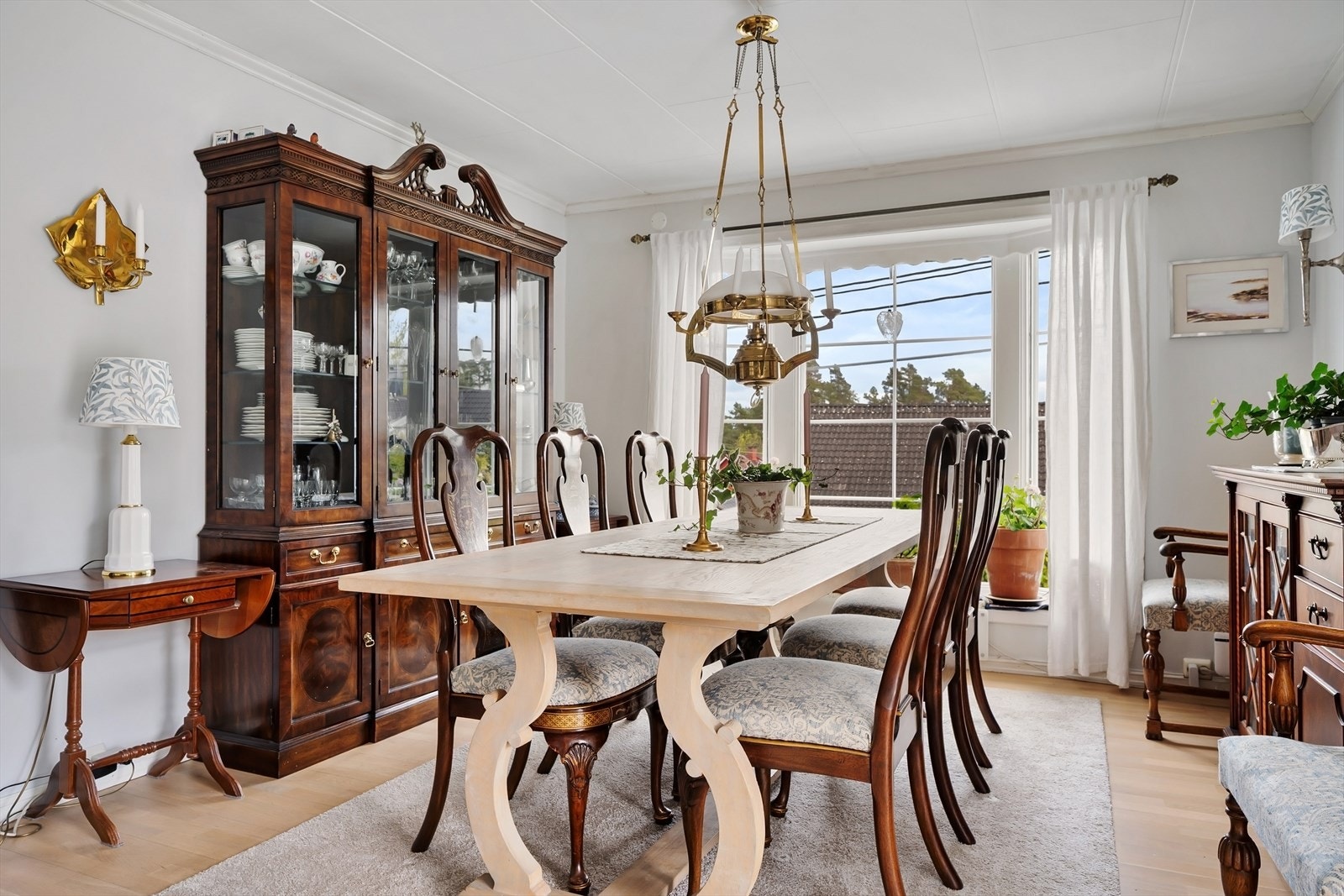 Store vindusflater og mye naturlig lys. Galleribilde