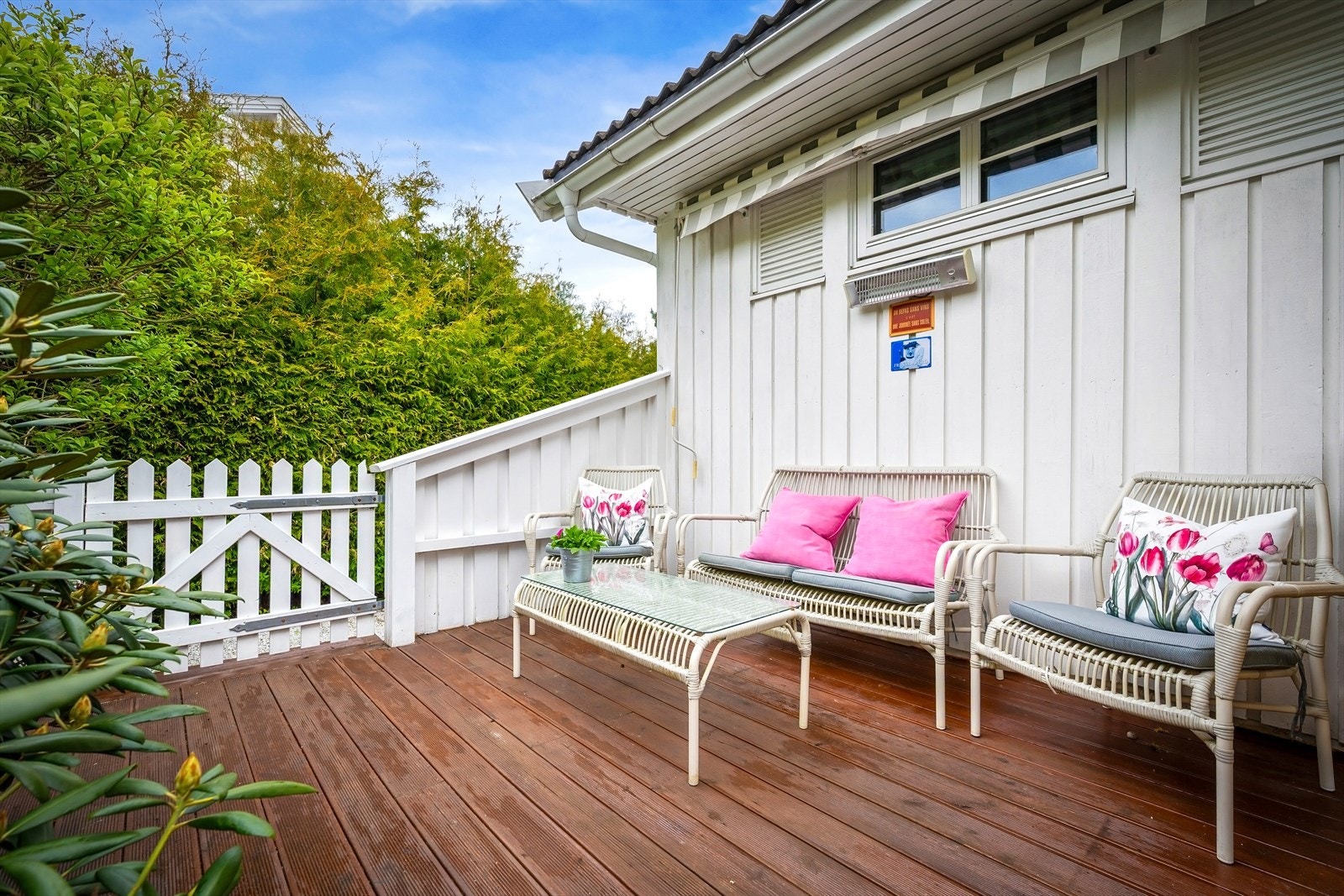 Skjermet og stille terrasse med kveldssol. Galleribilde