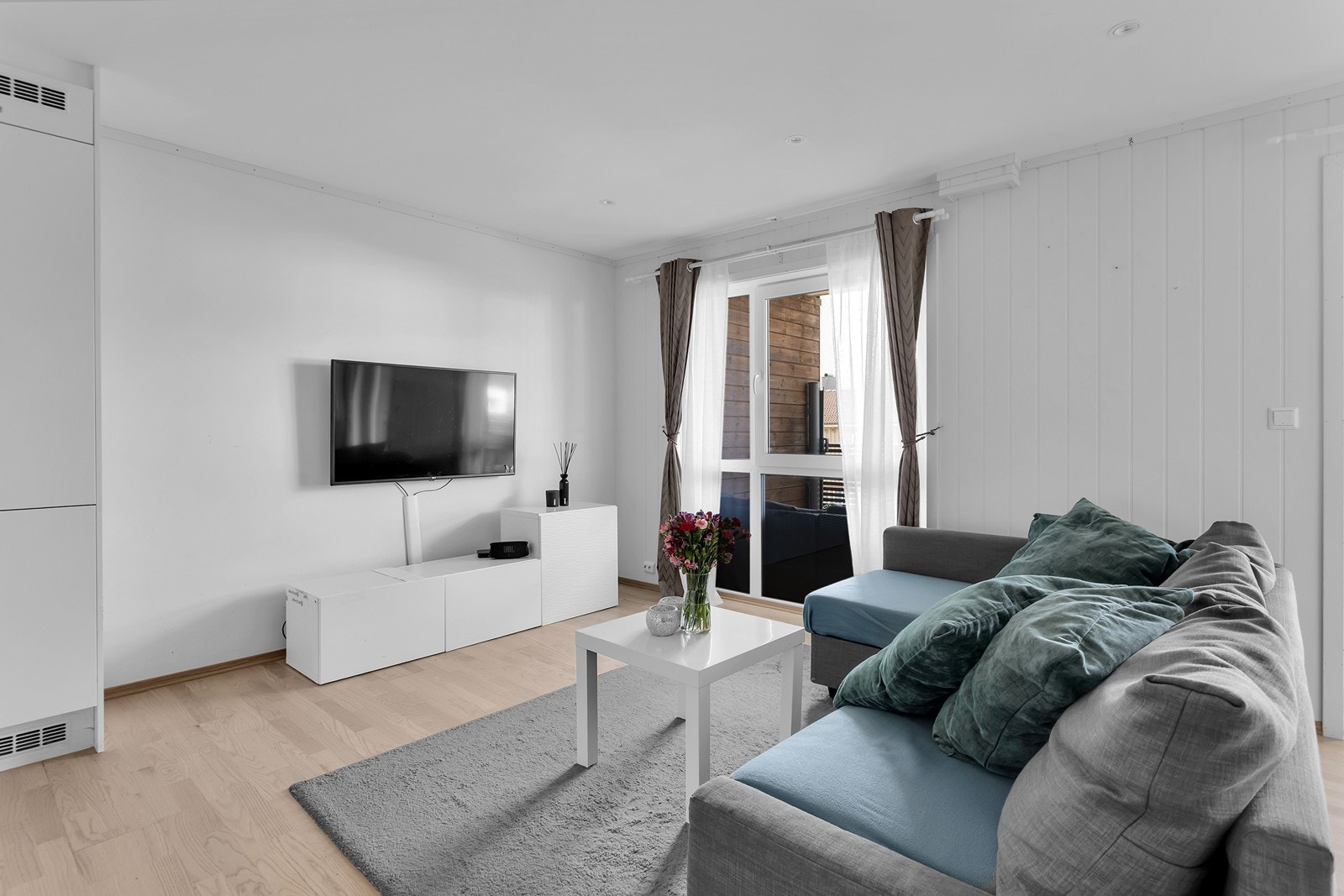 Lys stuedel med god plass til sofa- og TV-møblement. Galleribilde