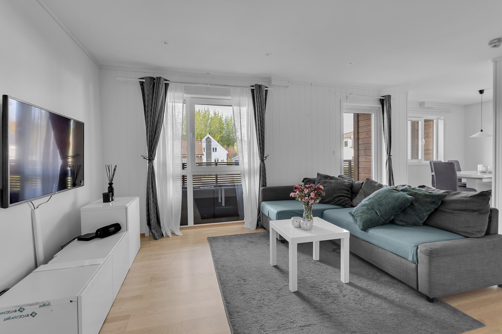 Stue- og kjøkkenområdet har store vindusflater som slipper inn rikelig med naturlig lys. Galleribilde